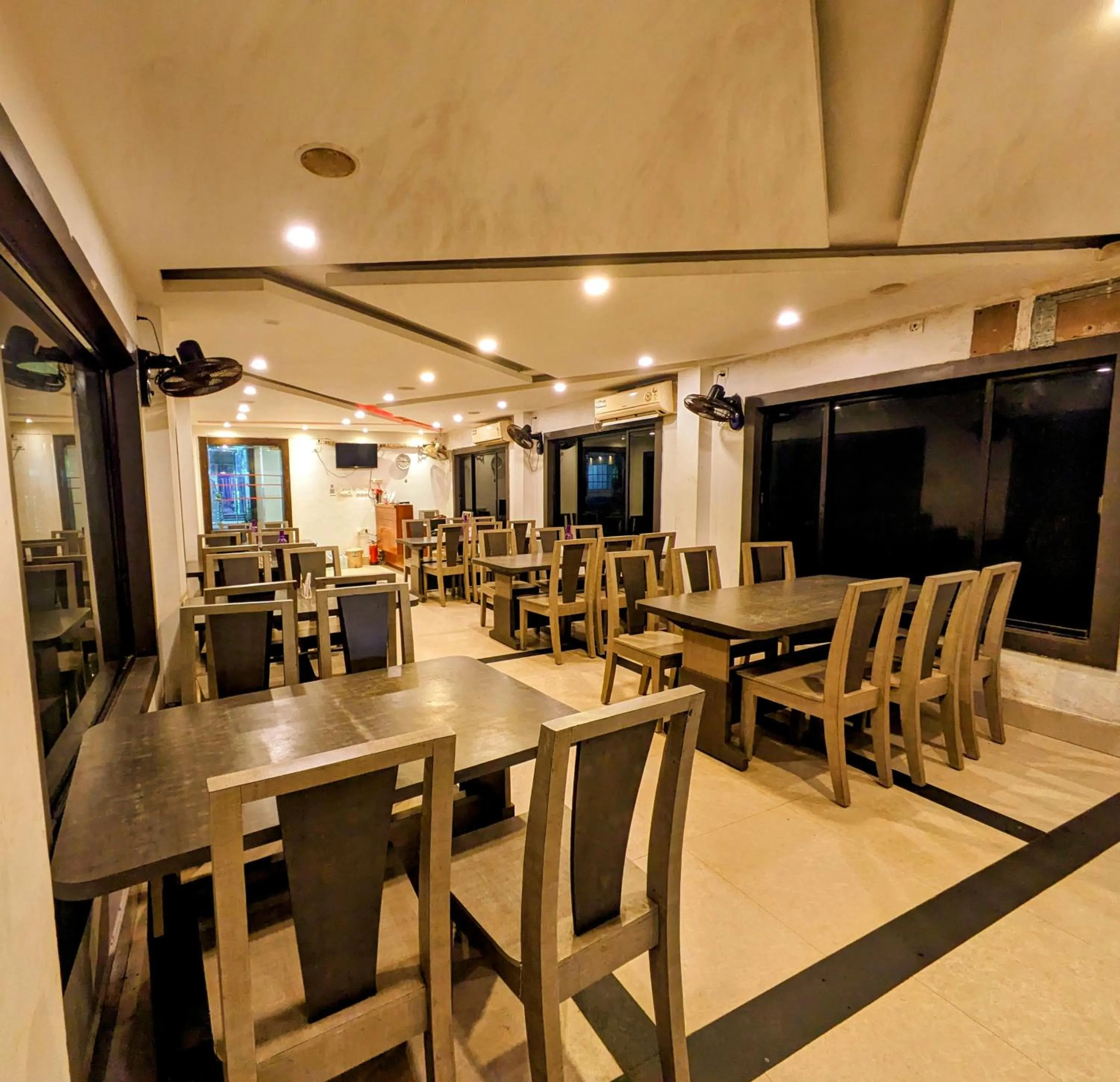 Restaurant/places to eat in HOTEL SUN CITY