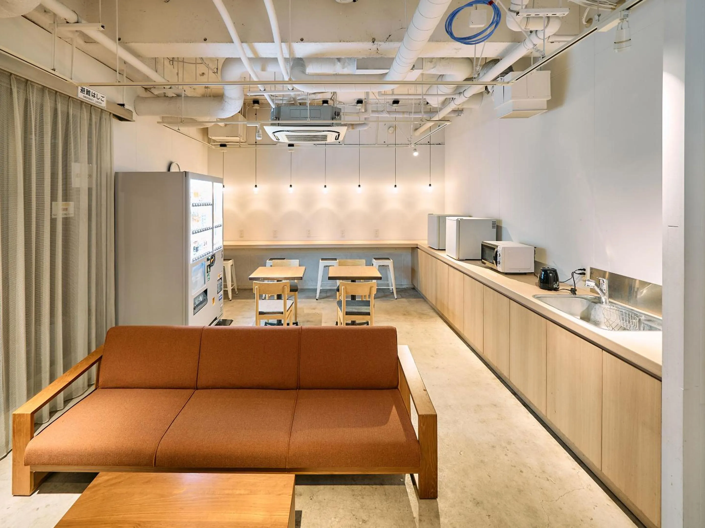 Communal kitchen in Hotel Plus Hostel TOKYO KAWASAKI