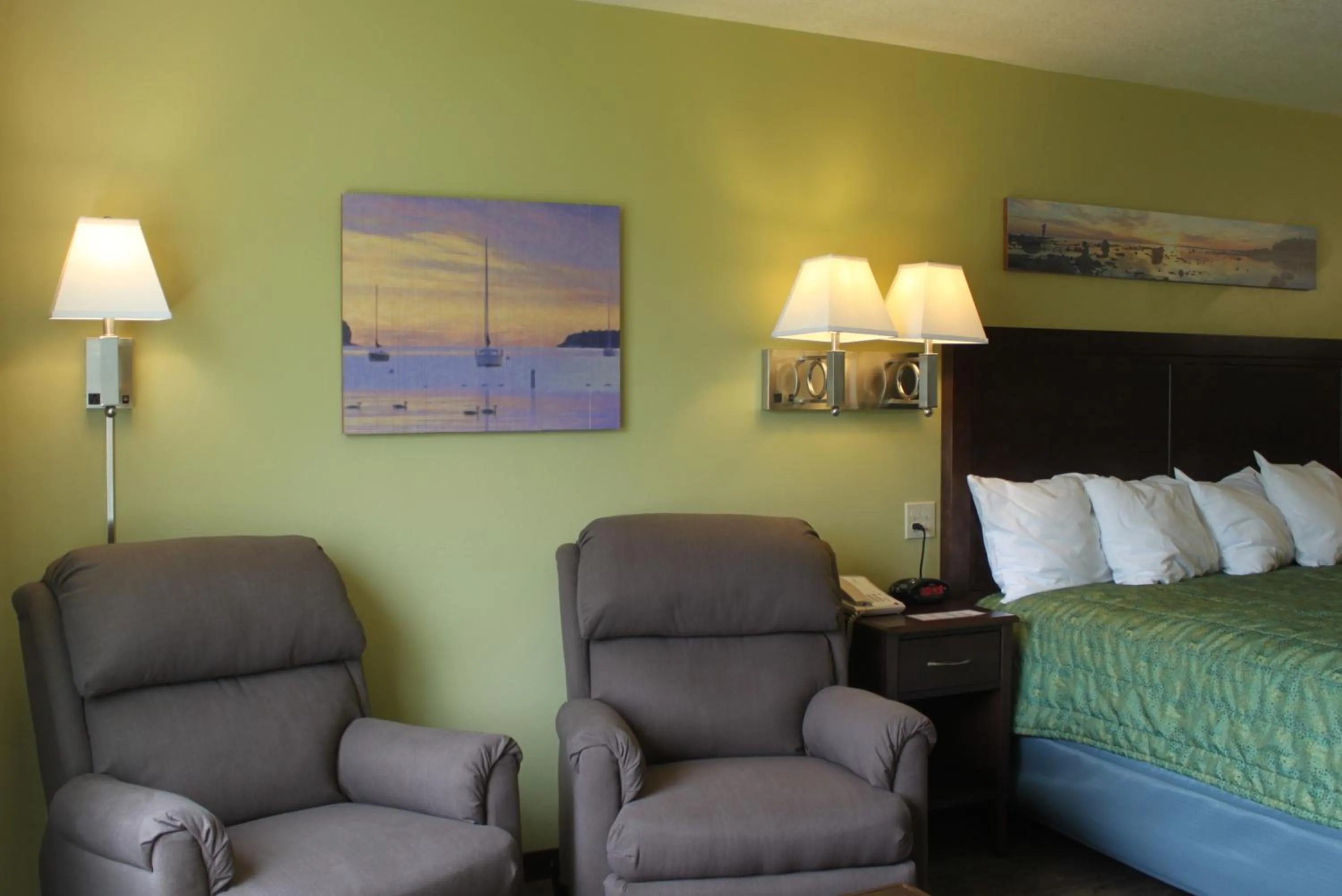 Seating area, Bed in Parkwood Lodge