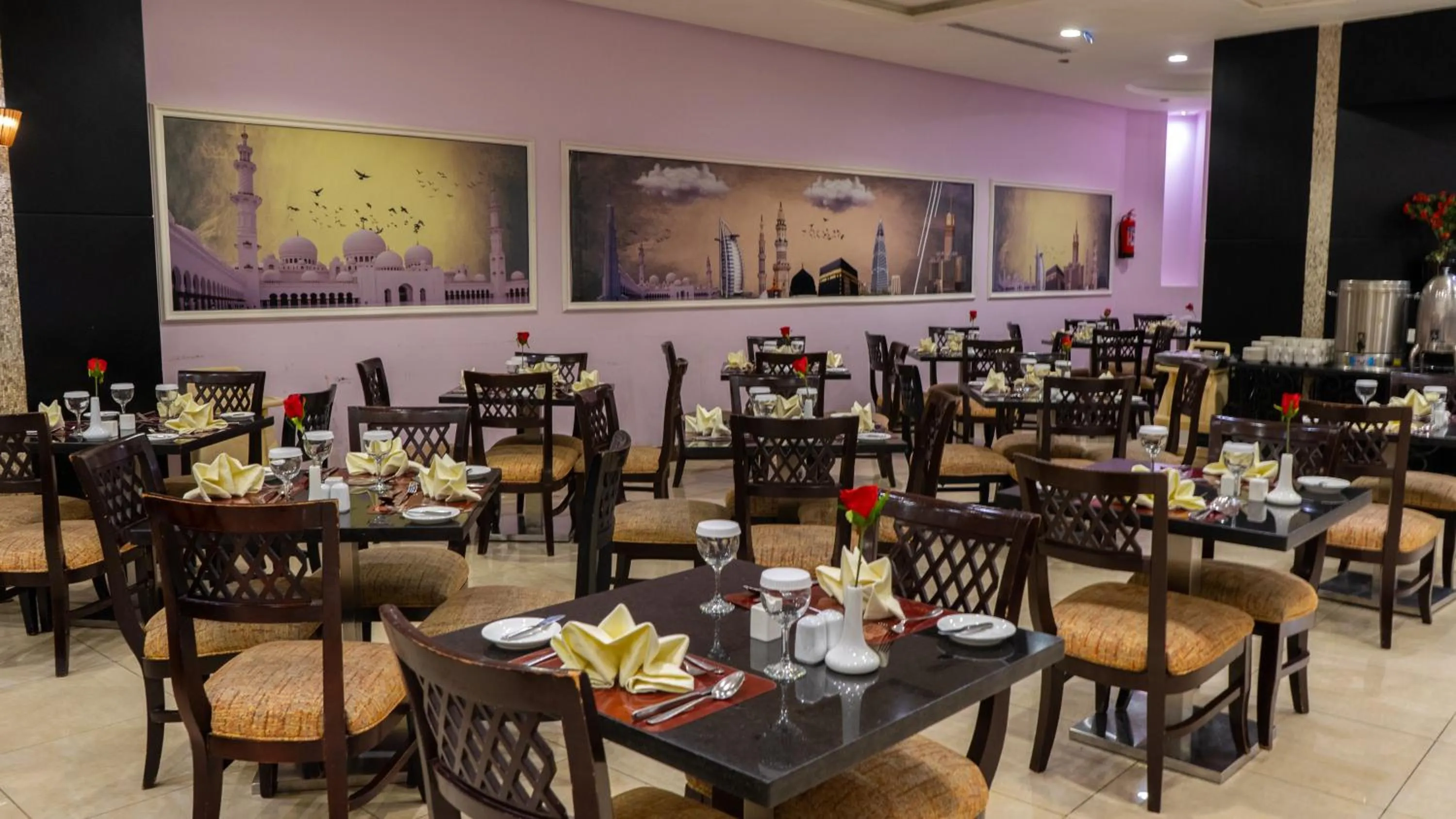 Restaurant/places to eat in فندق الصفوة البرج الثالث Al Safwah Hotel Third Tower 3