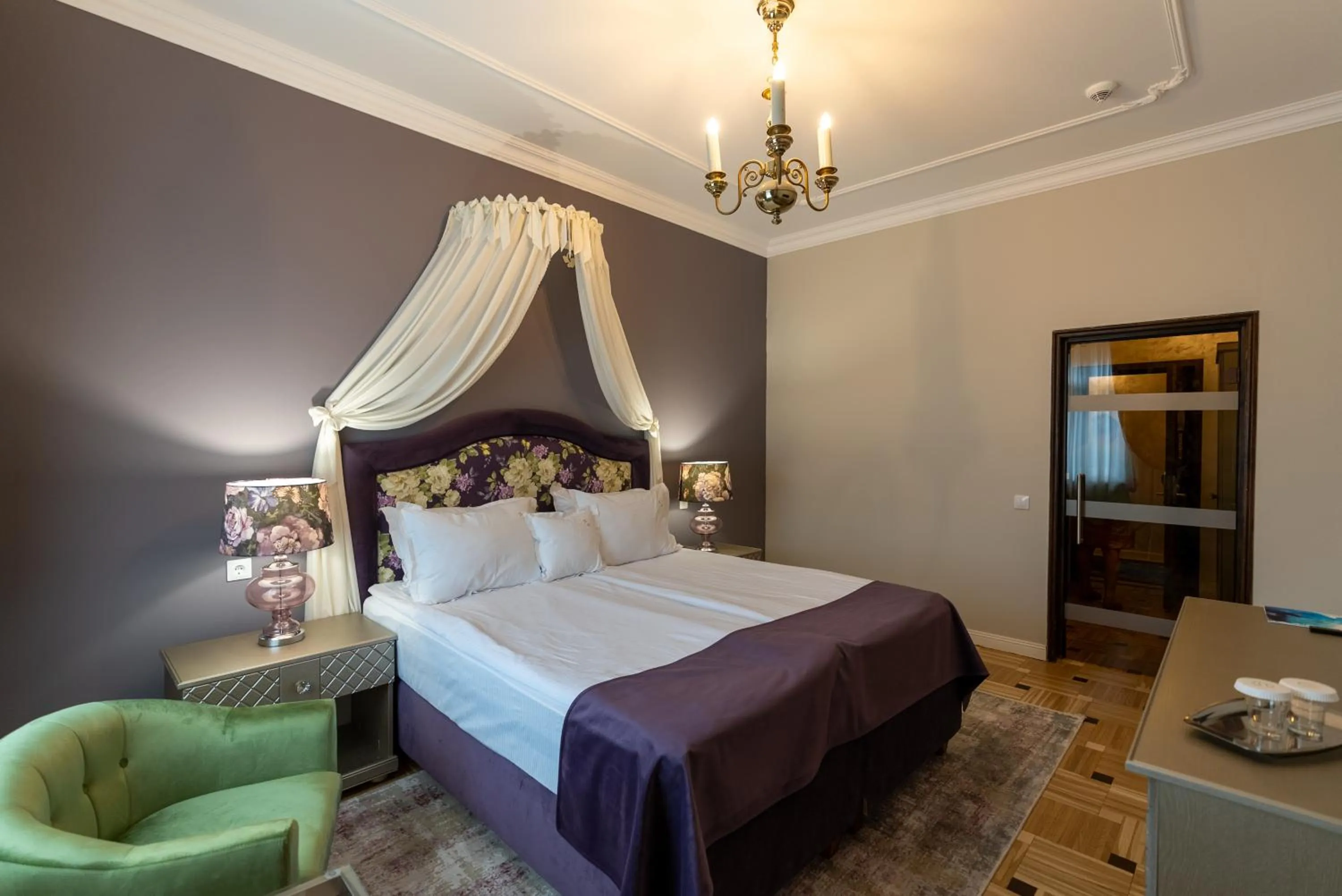 Photo of the whole room, Bed in Hotel Palace