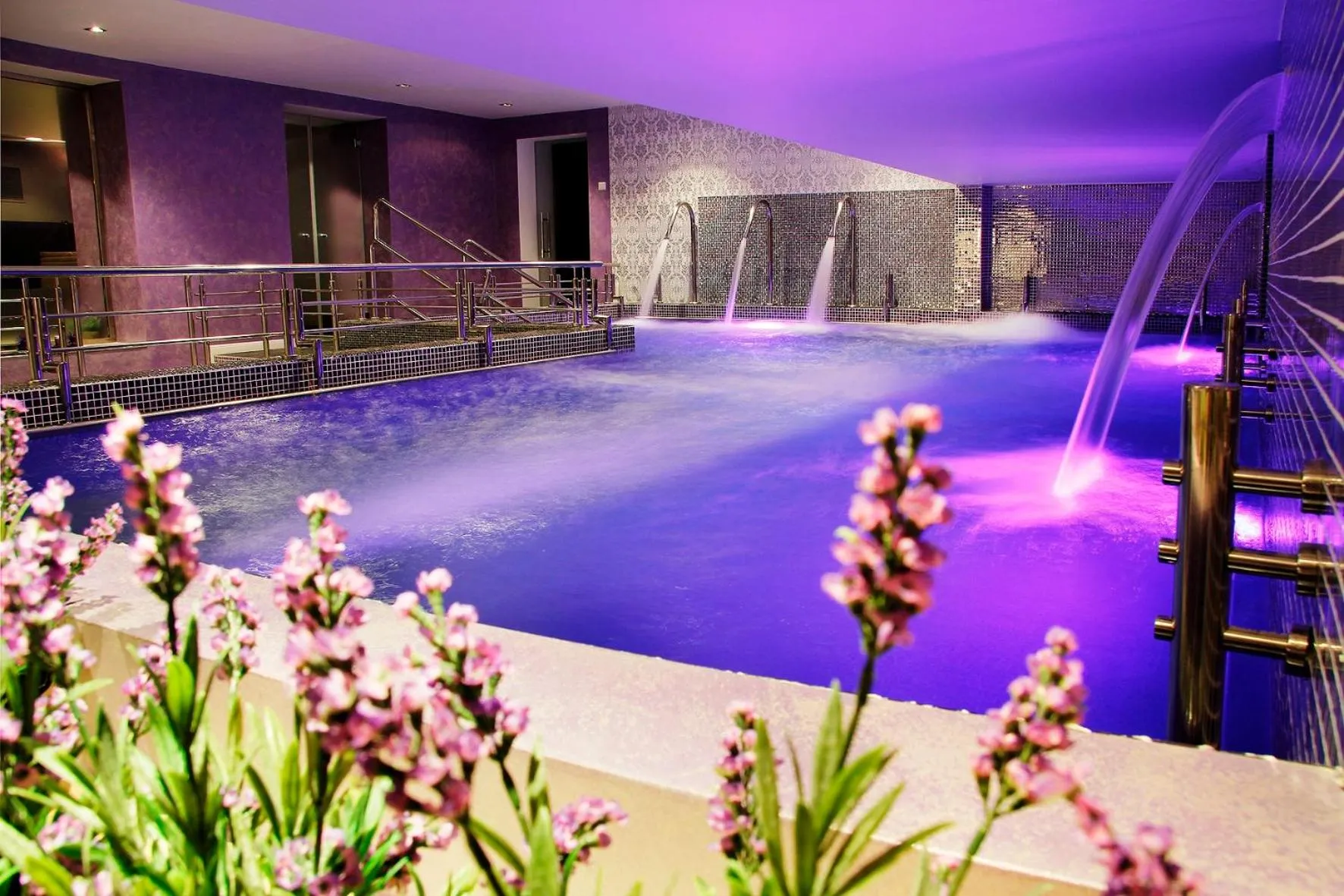 Swimming pool in Hotel Palace