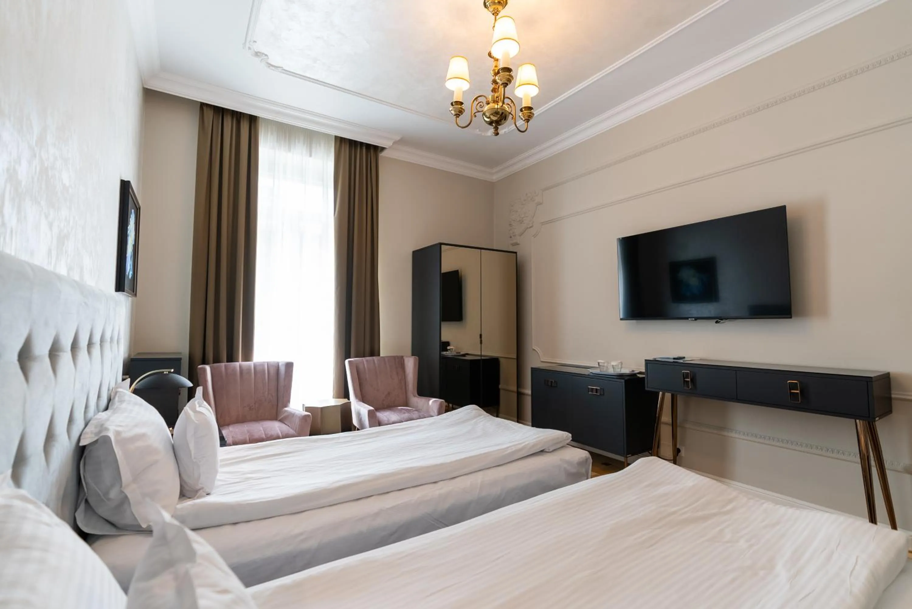 Photo of the whole room, Bed in Hotel Palace