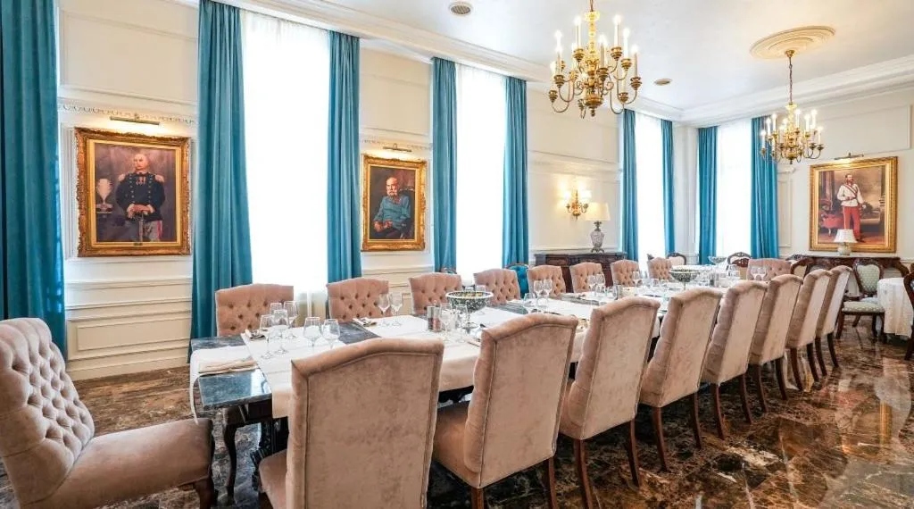 Restaurant/places to eat in Hotel Palace