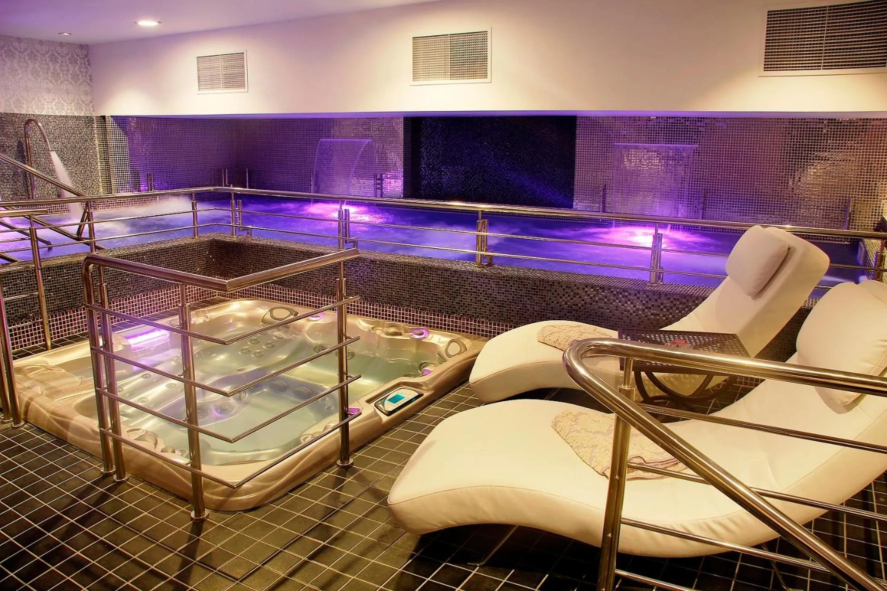 Swimming pool in Hotel Palace