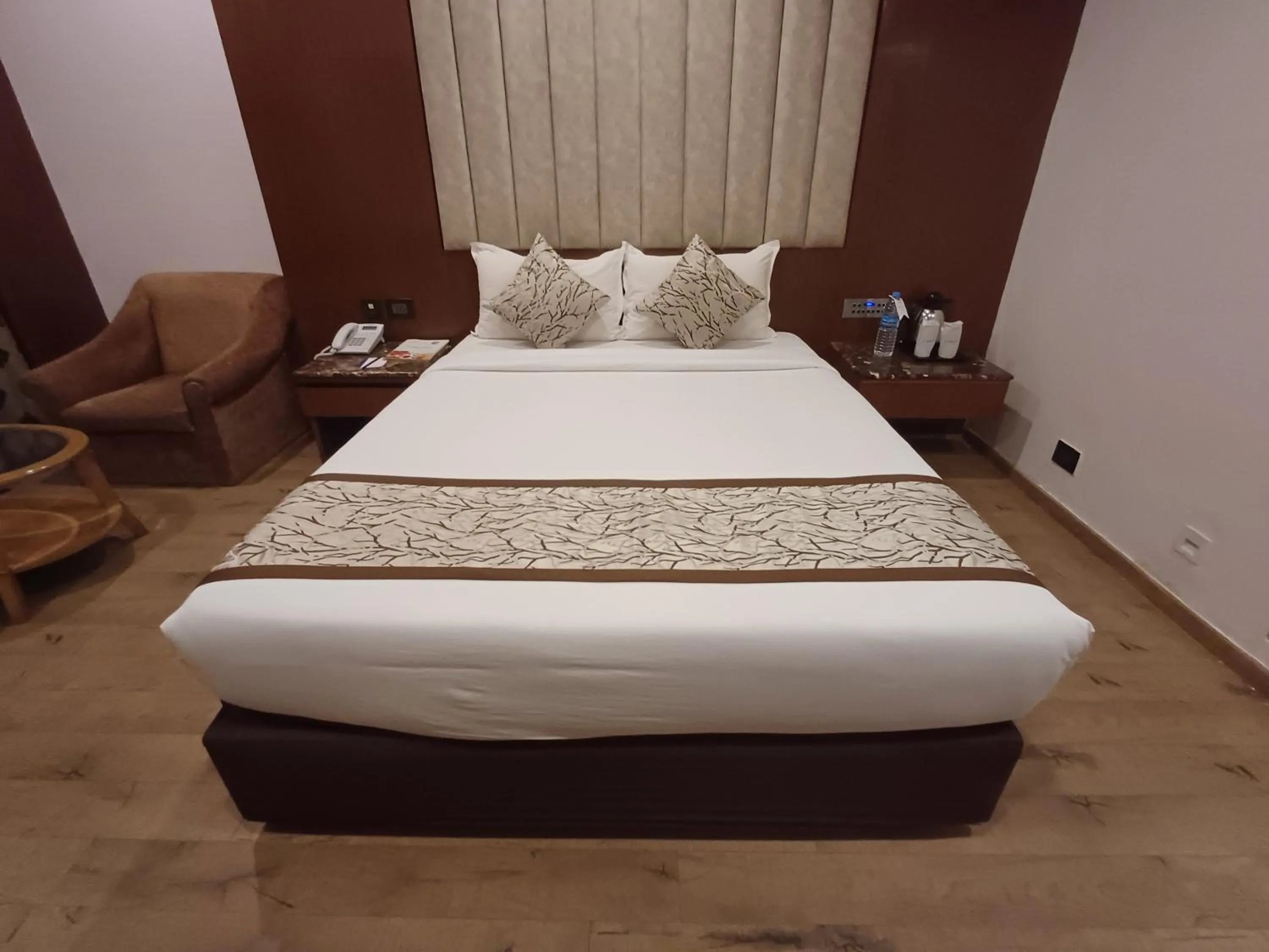 Bed in Hotel Benzz Park Chennai