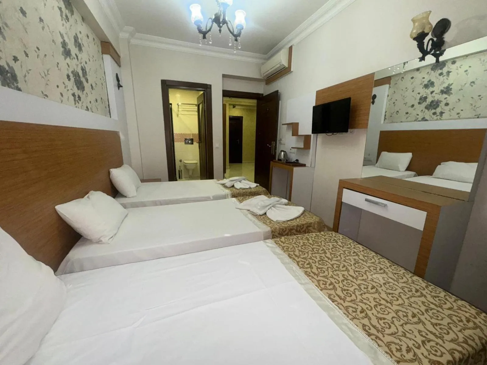 Photo of the whole room, Bed in Raimond Hotel