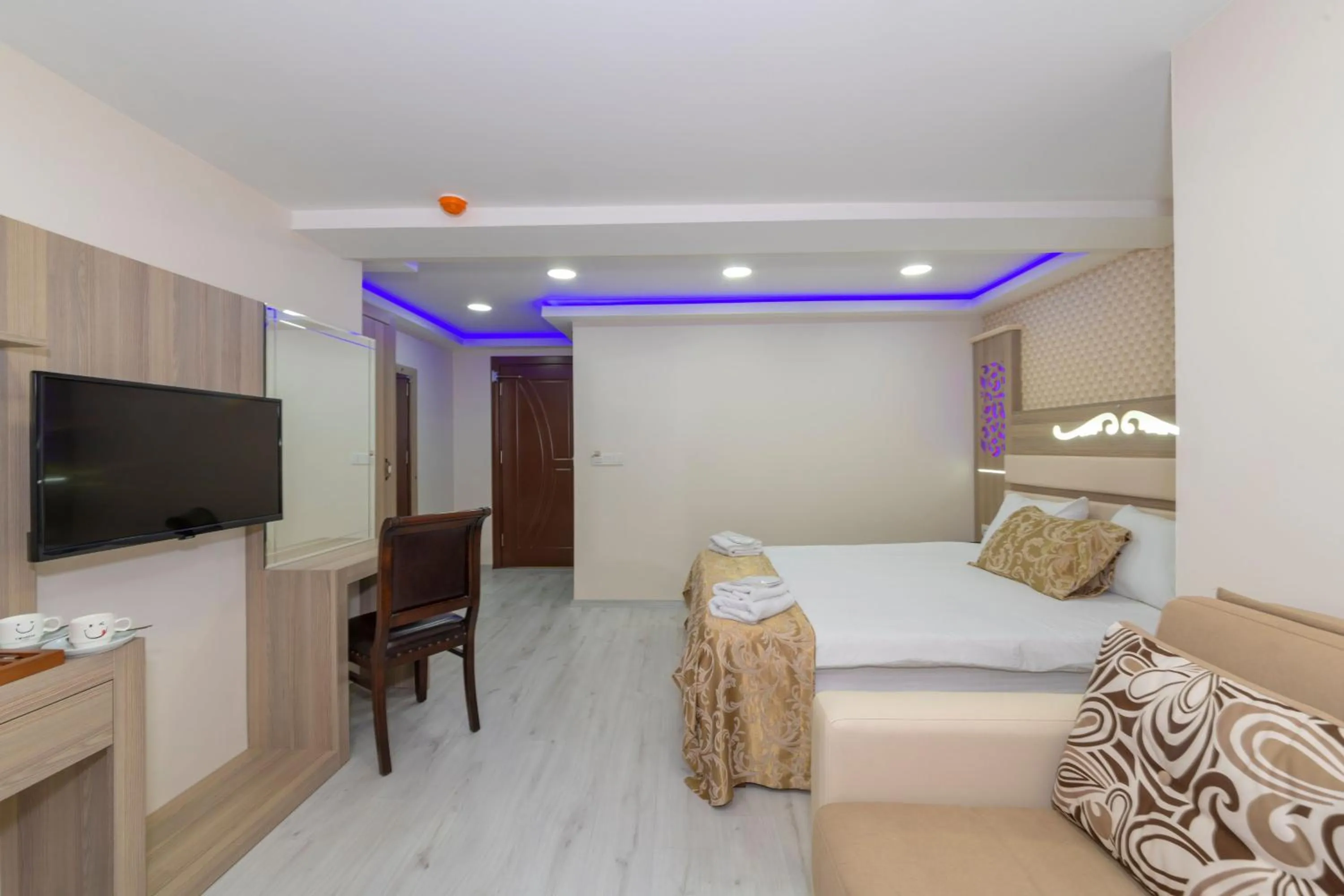 Communal lounge/ TV room, Bed in Raimond Hotel