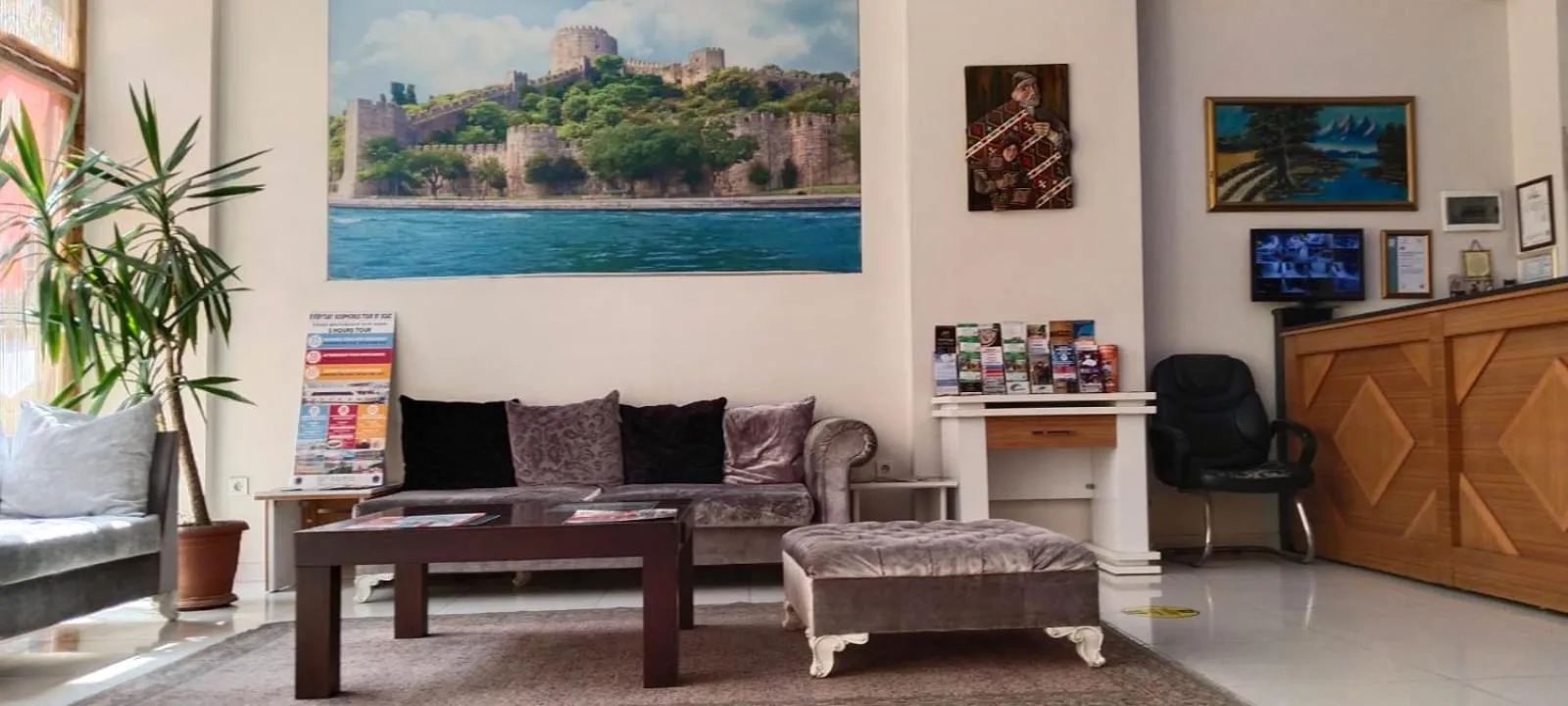 Seating area in Raimond Hotel