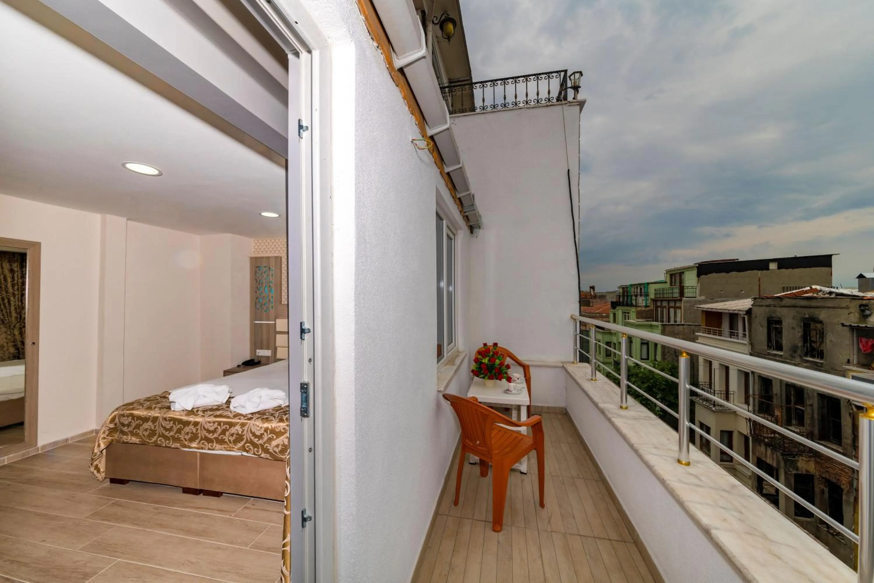 Balcony/Terrace, Bed in Raimond Hotel