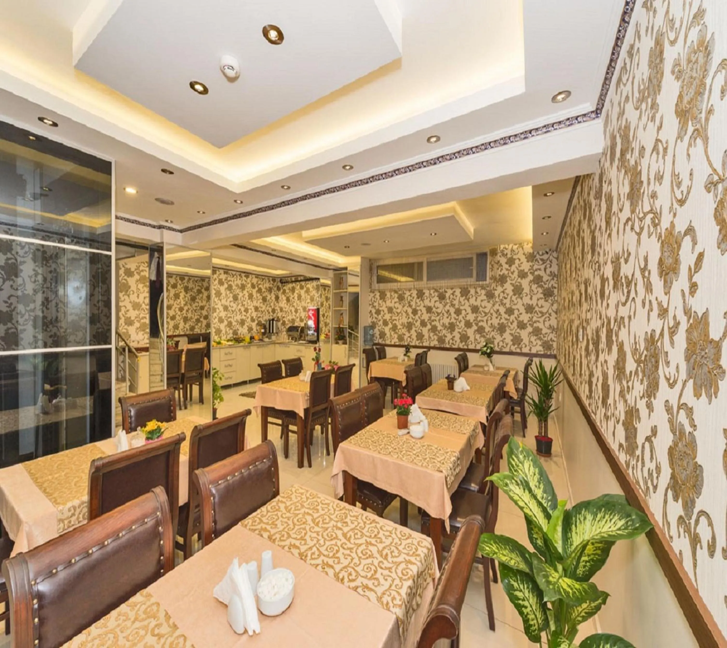 Restaurant/places to eat in Raimond Hotel