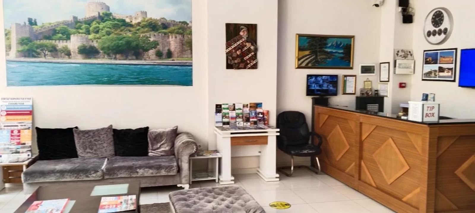 Living room in Raimond Hotel