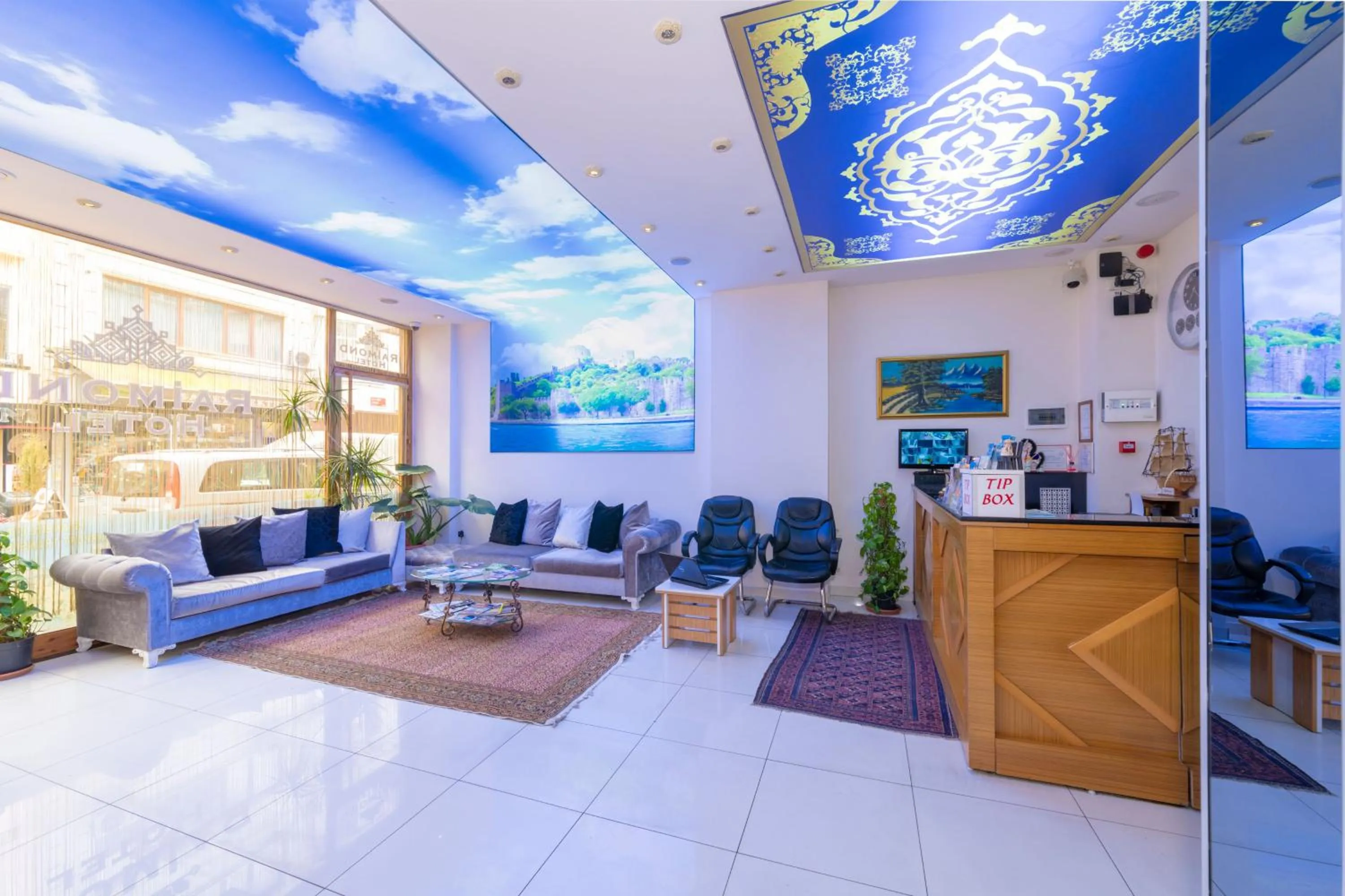 Lobby or reception in Raimond Hotel