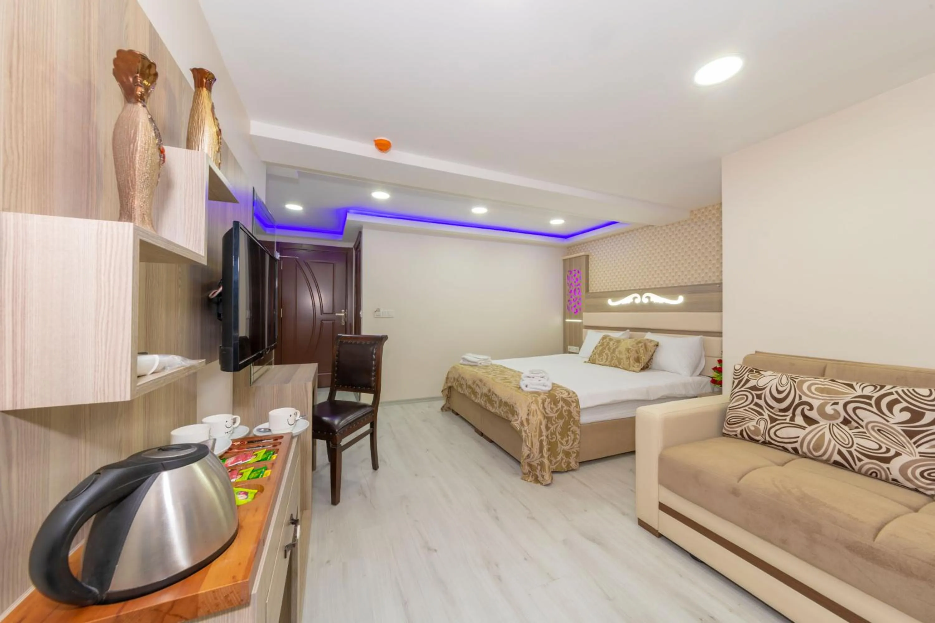 Photo of the whole room, Bed in Raimond Hotel