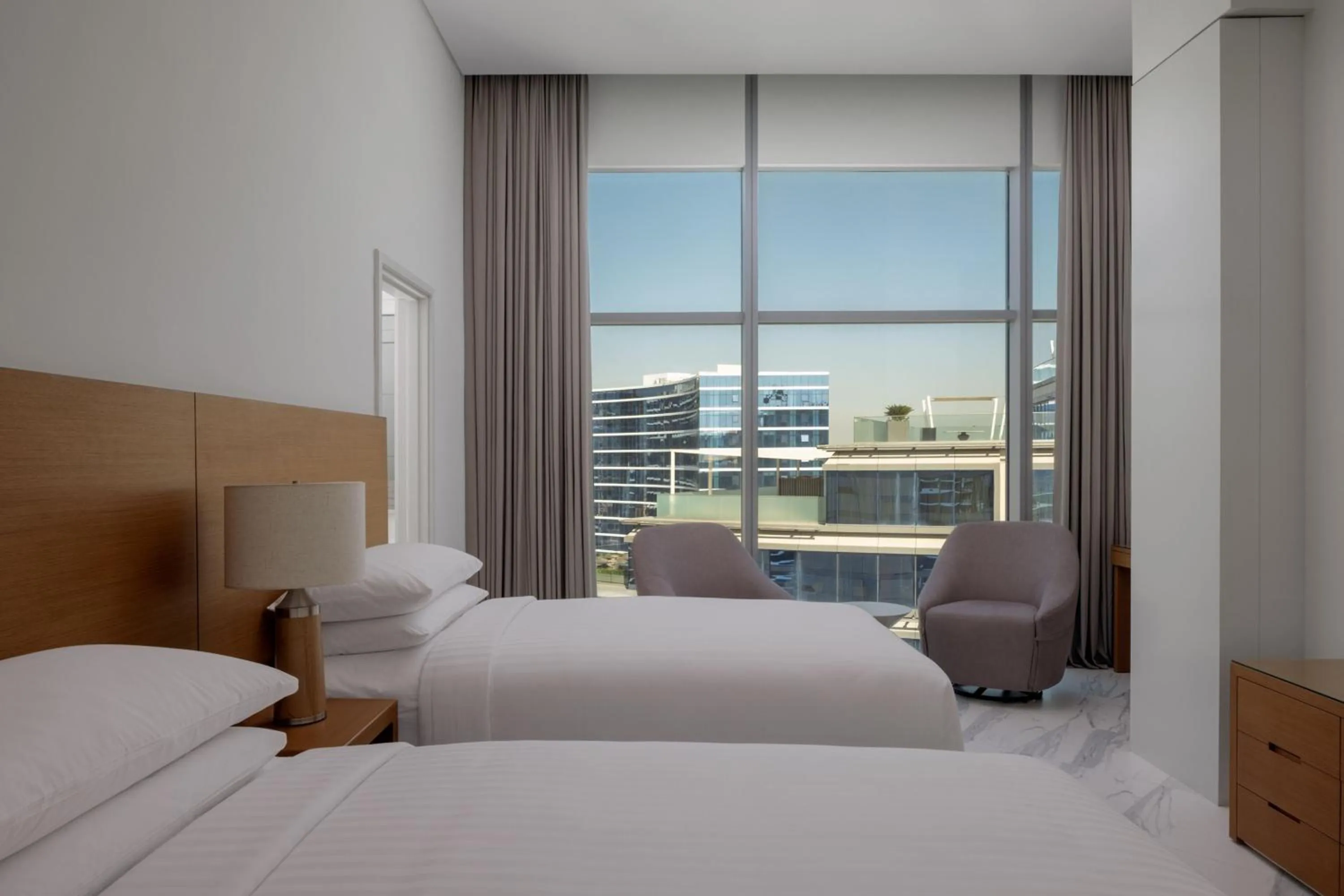 Swimming pool, Bed in Marriott Marquis Dubai Creek