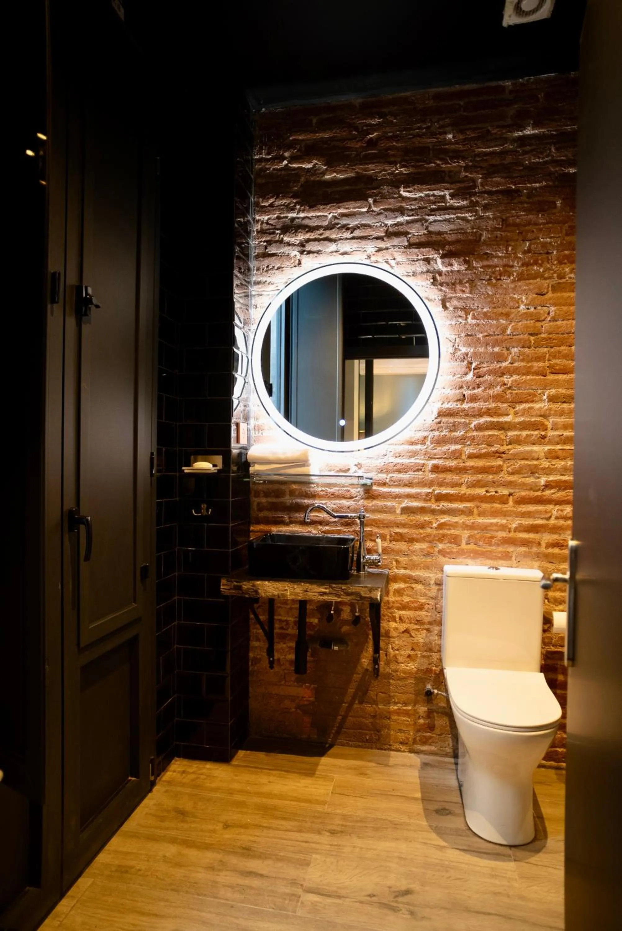 Toilet in Hotel Lincoln Lounge