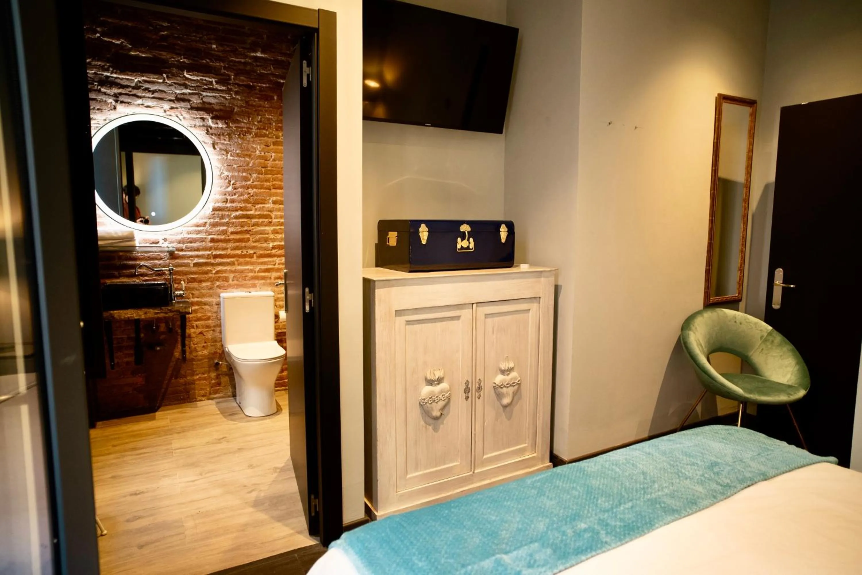 Toilet, Bed in Hotel Lincoln Lounge