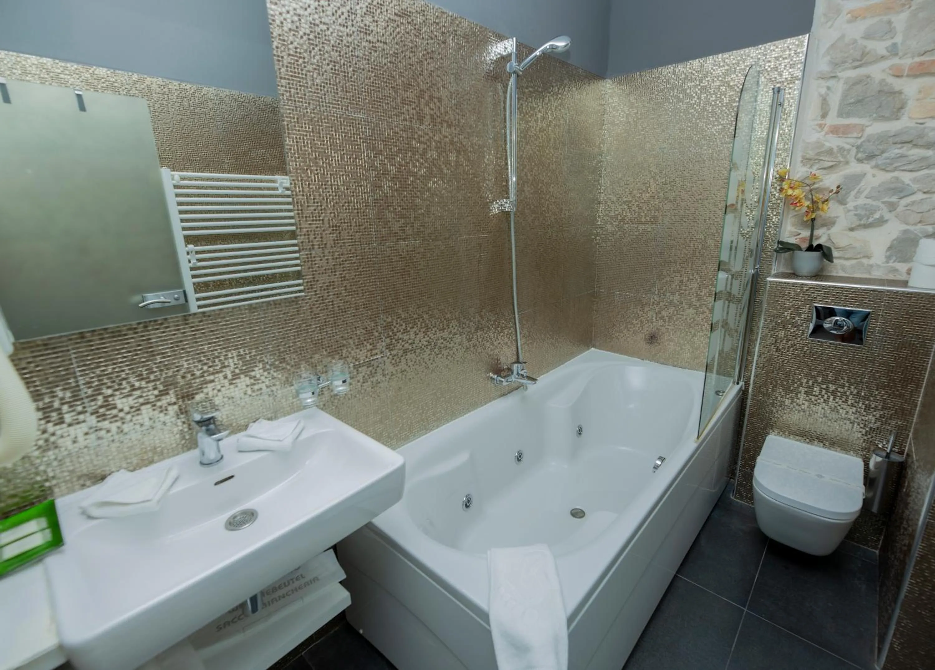 Shower in A Heritage Split