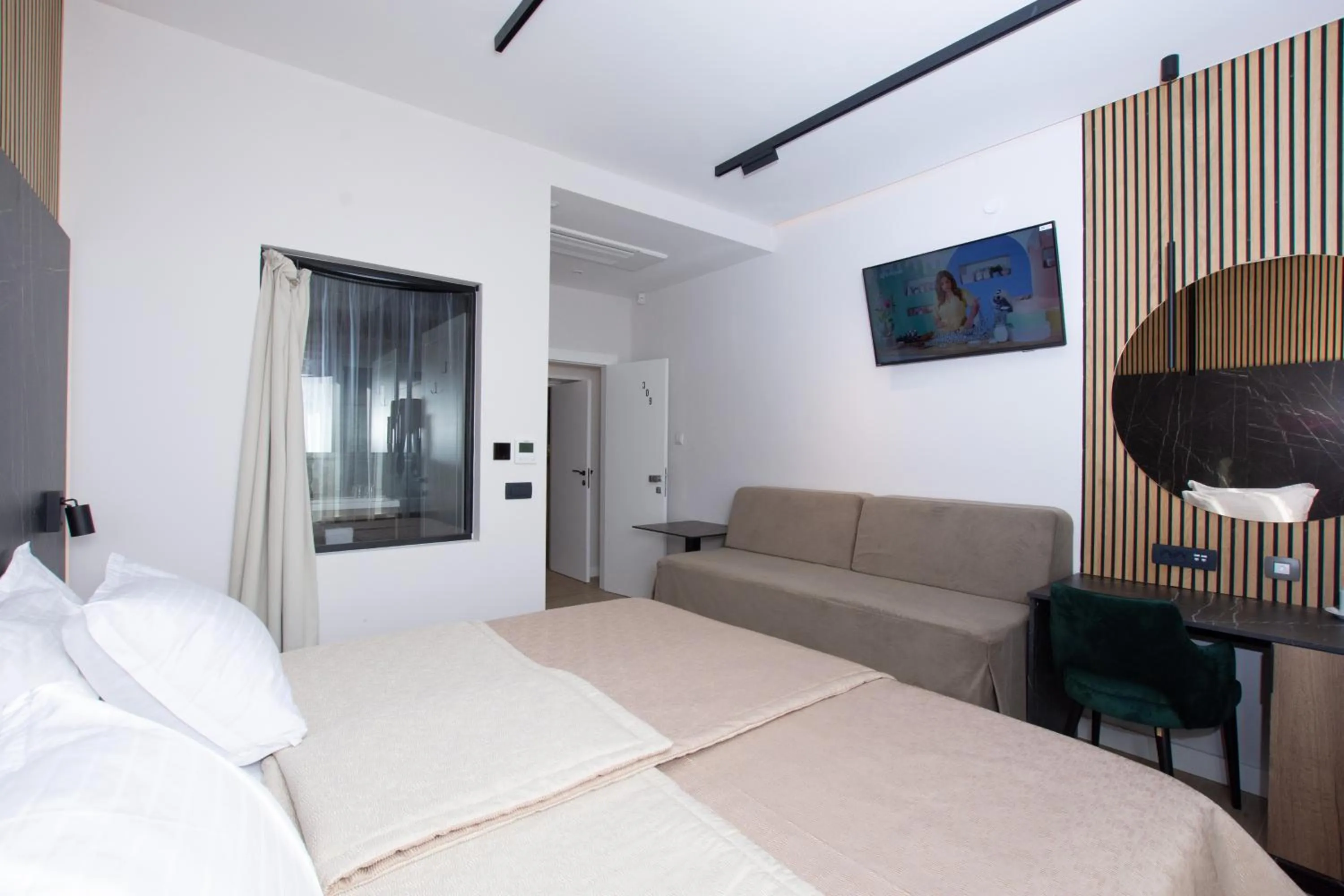 Photo of the whole room, Bed in A Heritage Split