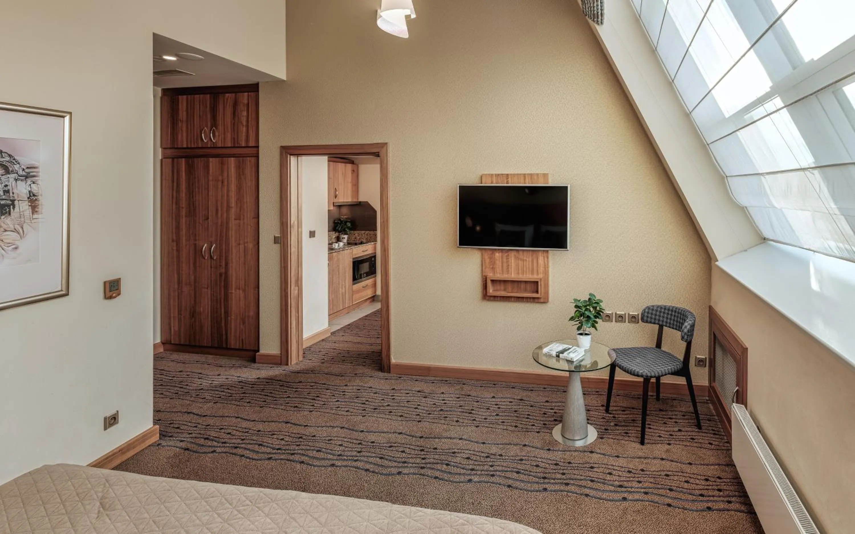 TV and multimedia in Crown Palace Apartments by Adrez