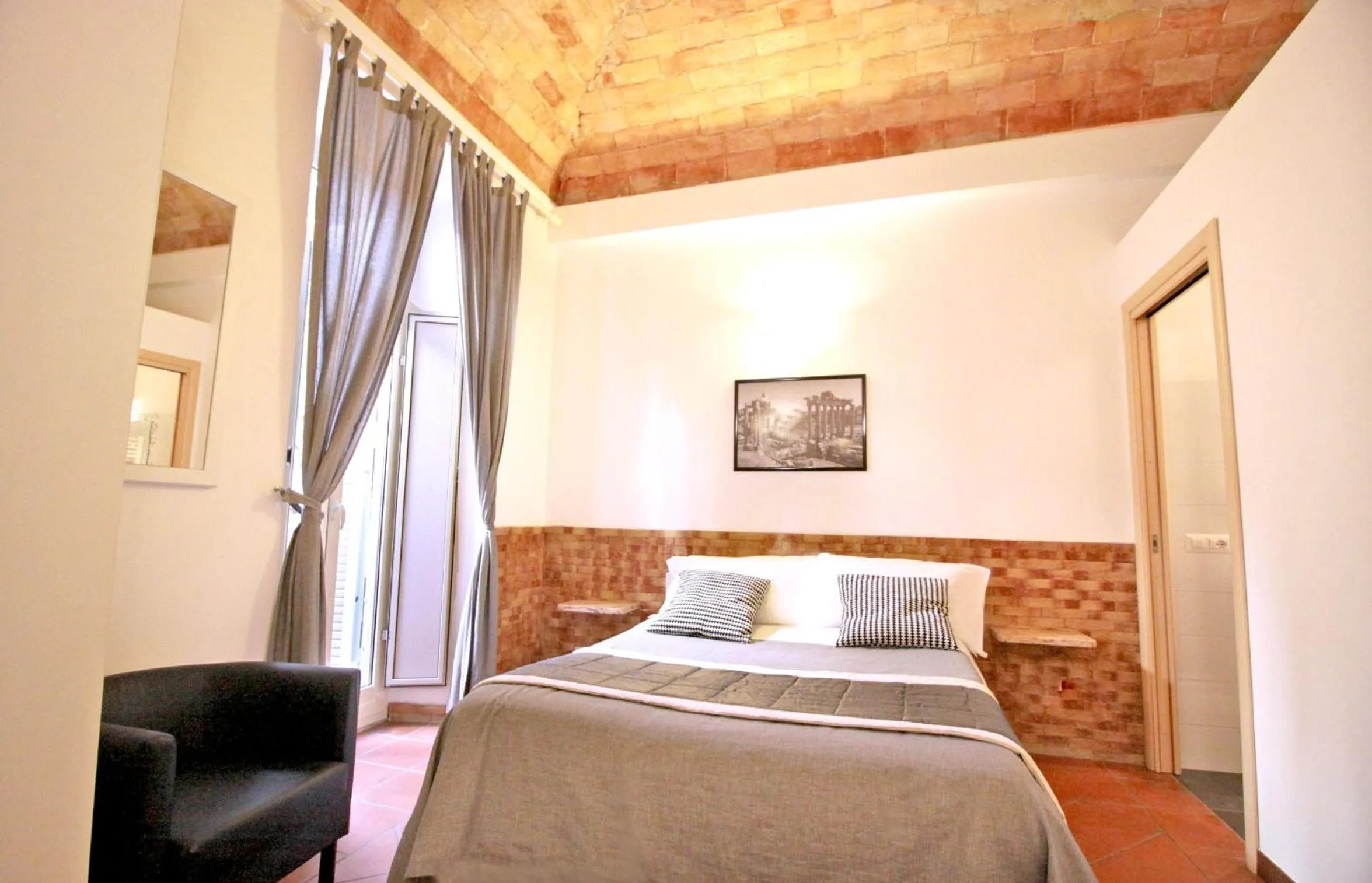 Photo of the whole room, Bed in Machiavelli Suites