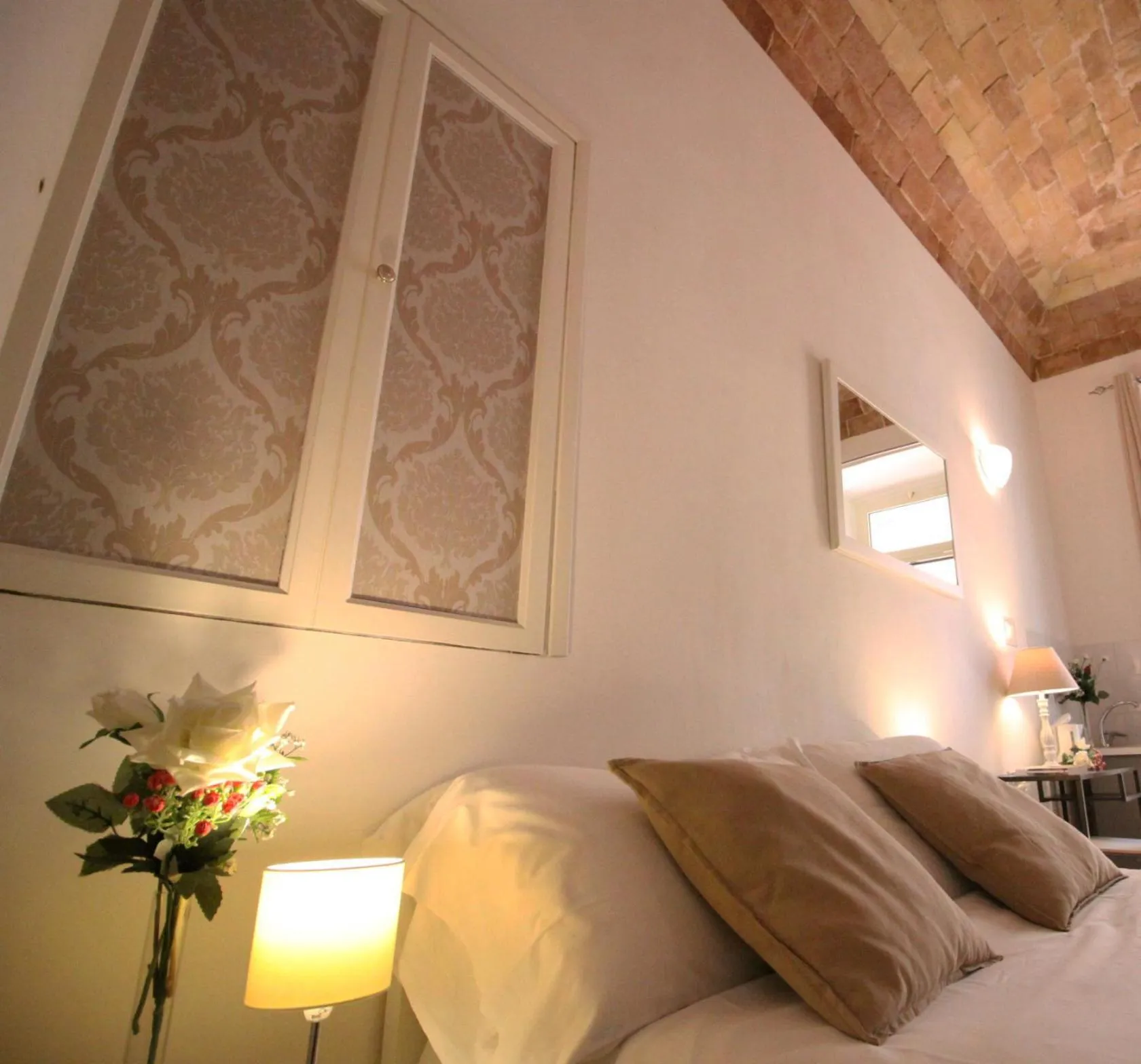 Photo of the whole room, Bed in Machiavelli Suites