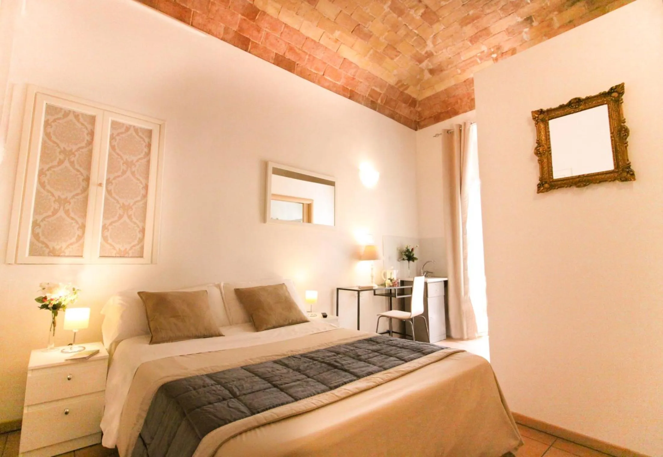 Photo of the whole room, Bed in Machiavelli Suites