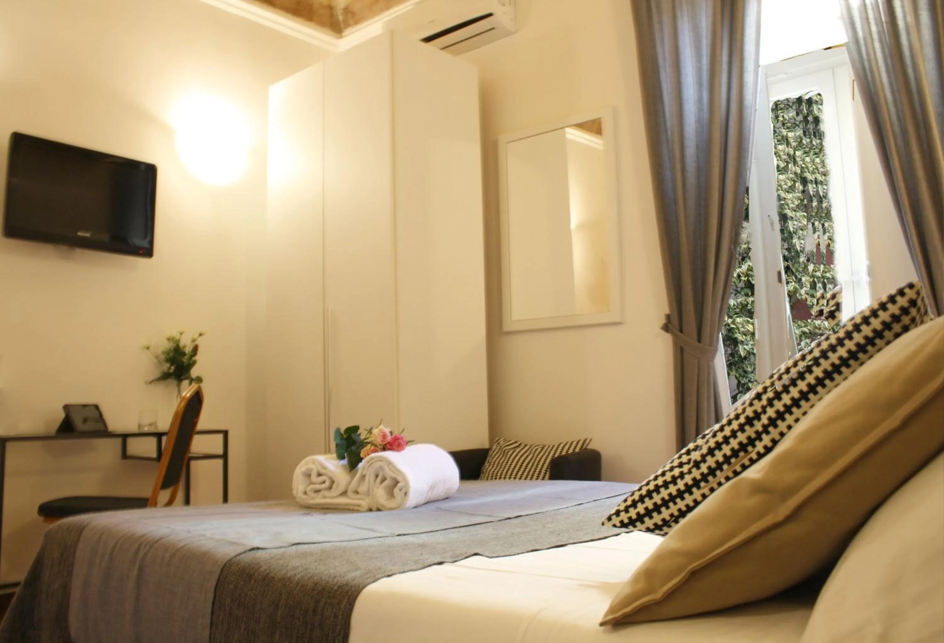 Photo of the whole room, Bed in Machiavelli Suites