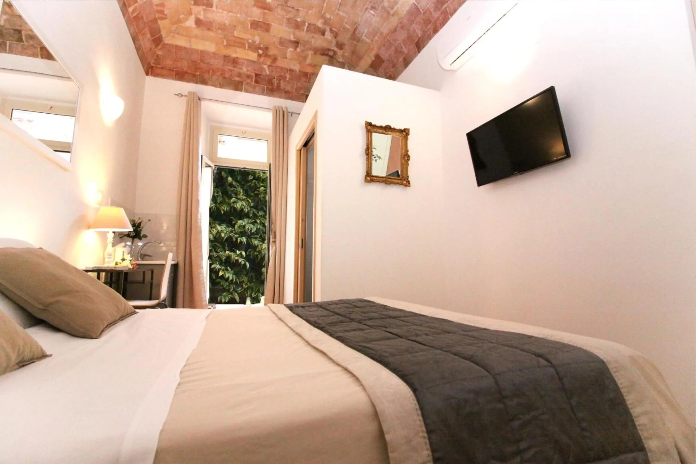 Photo of the whole room, Bed in Machiavelli Suites