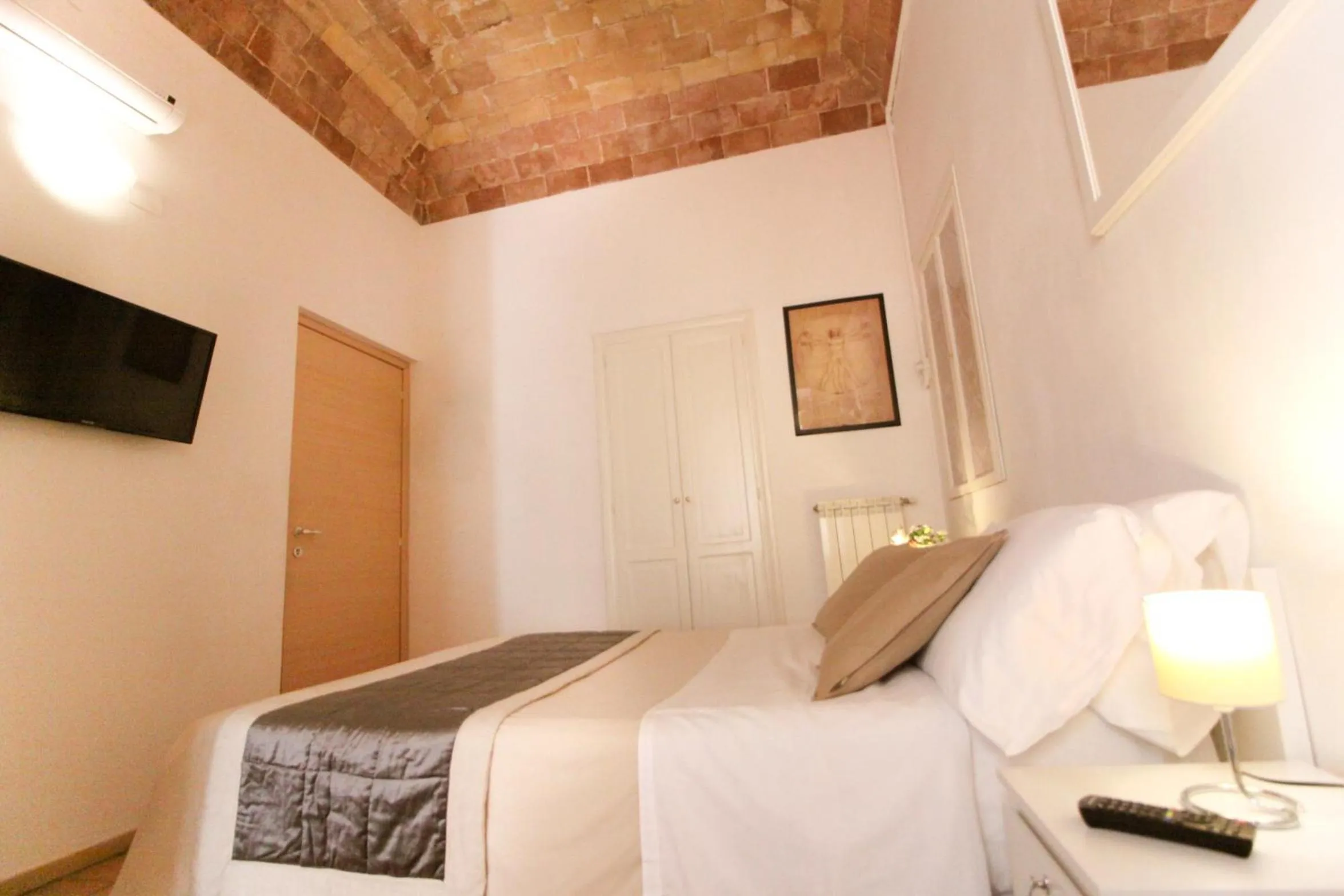 Photo of the whole room, Bed in Machiavelli Suites