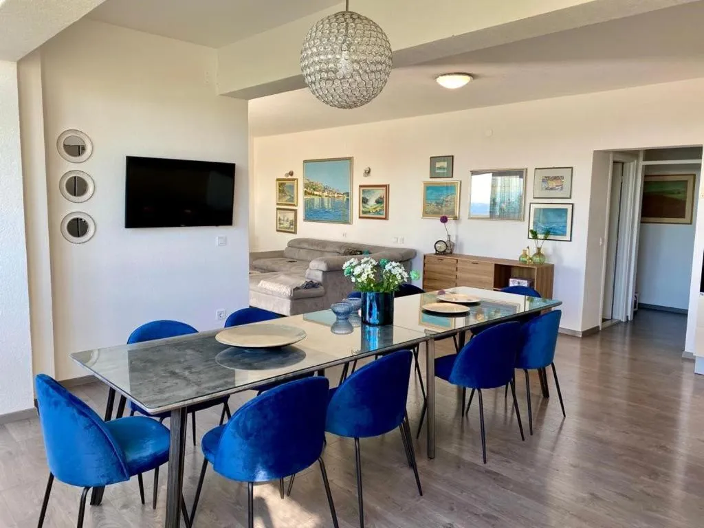 Dining area in Villa Noura in Makarska, private pool,gym