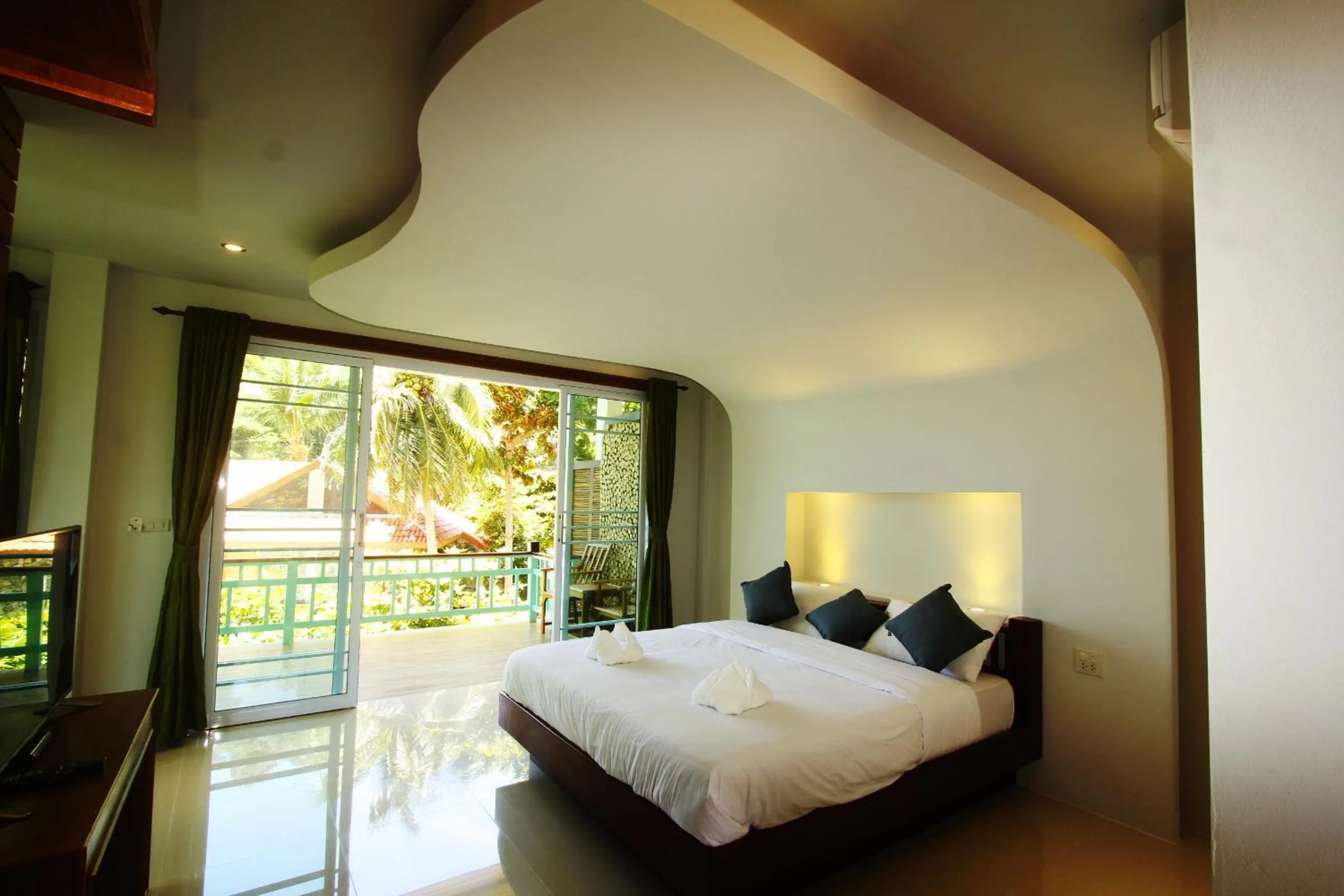 Deluxe Triple Room with Sea View in Mountain Reef Beach Resort