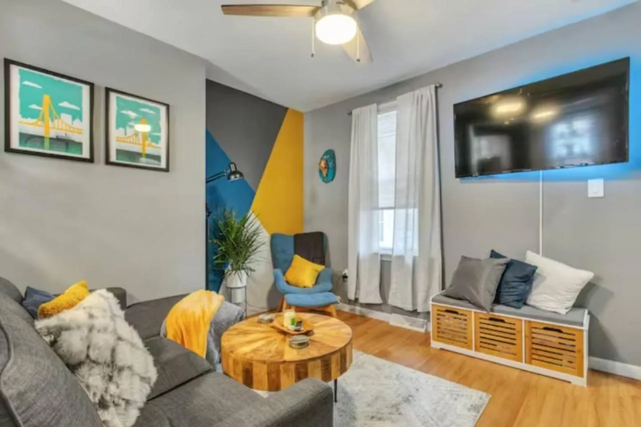 Communal lounge/ TV room in Studio near Arsenal Park l Street Parking