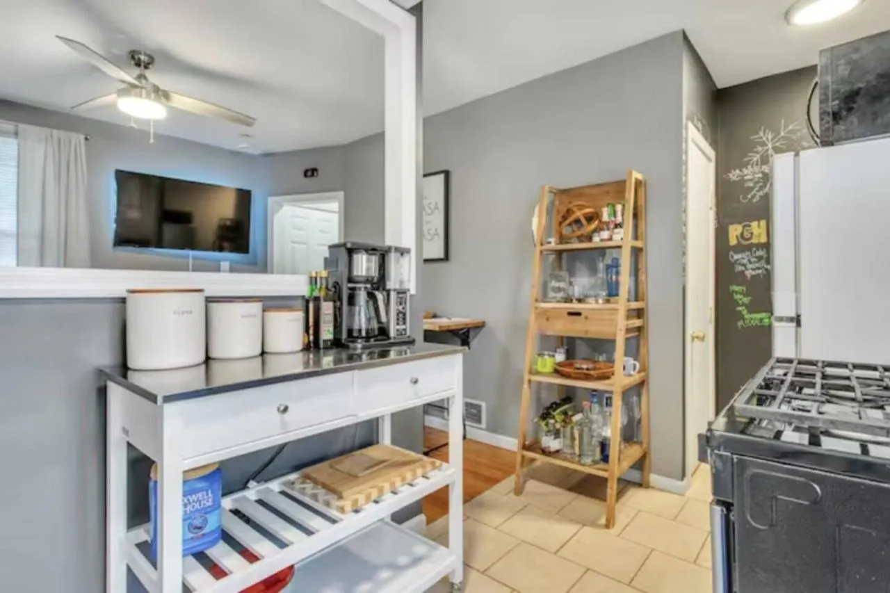 Kitchen or kitchenette in Studio near Arsenal Park l Street Parking