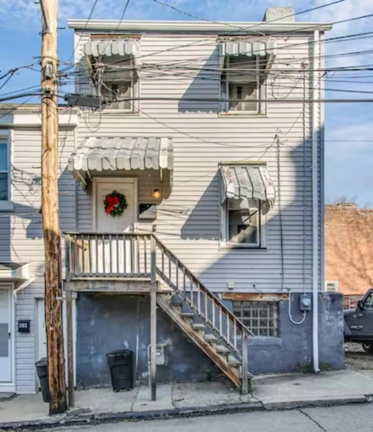 Property building in Studio near Arsenal Park l Street Parking