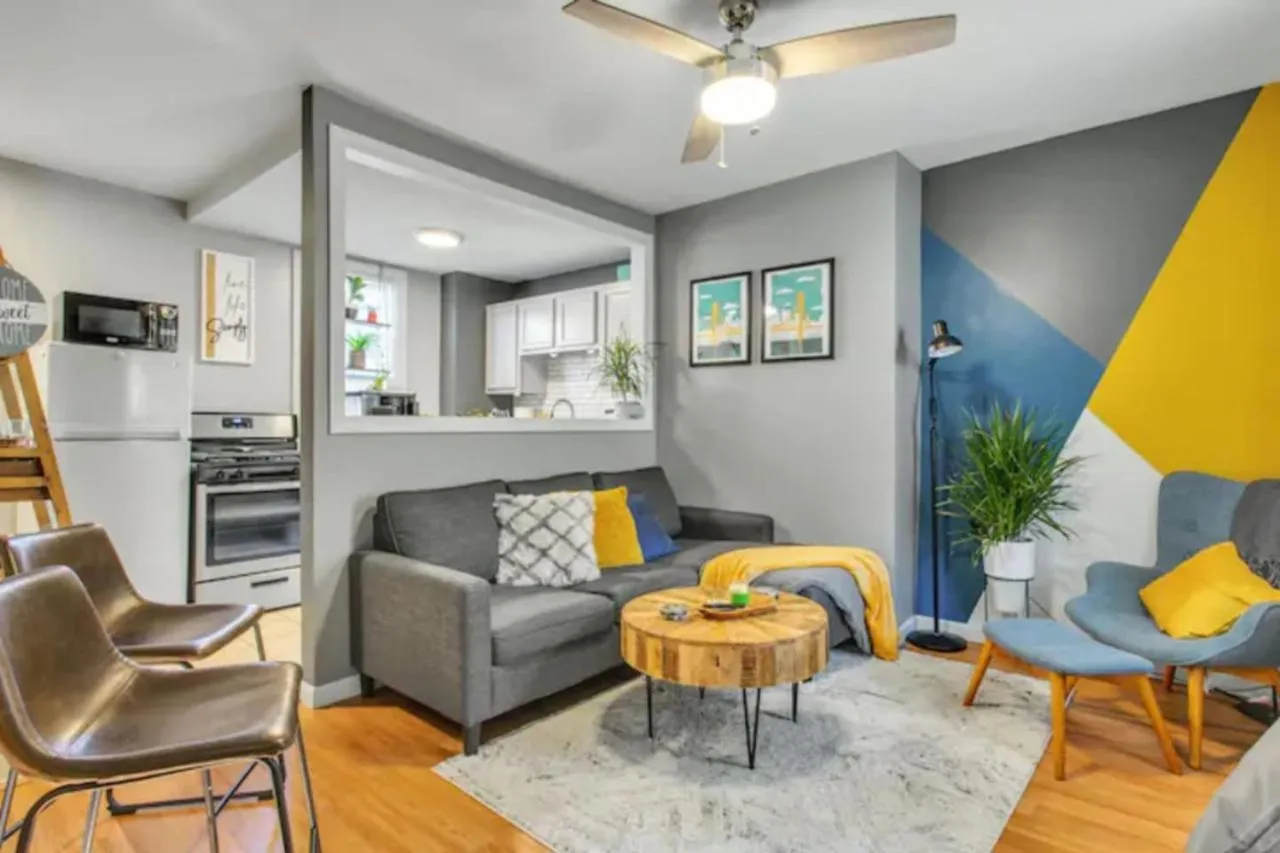 Kitchen or kitchenette in Studio near Arsenal Park l Street Parking