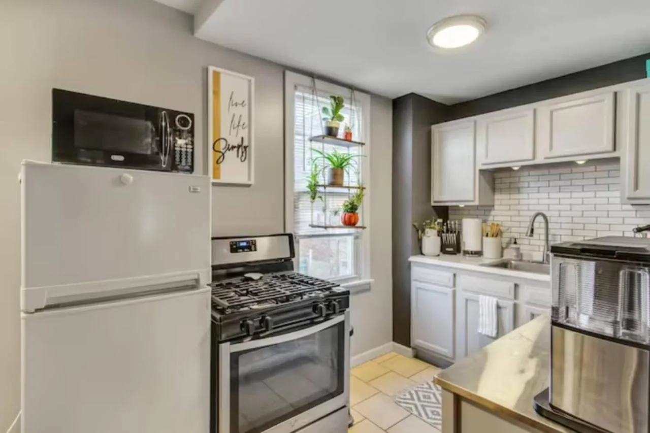 Coffee/tea facilities in Studio near Arsenal Park l Street Parking