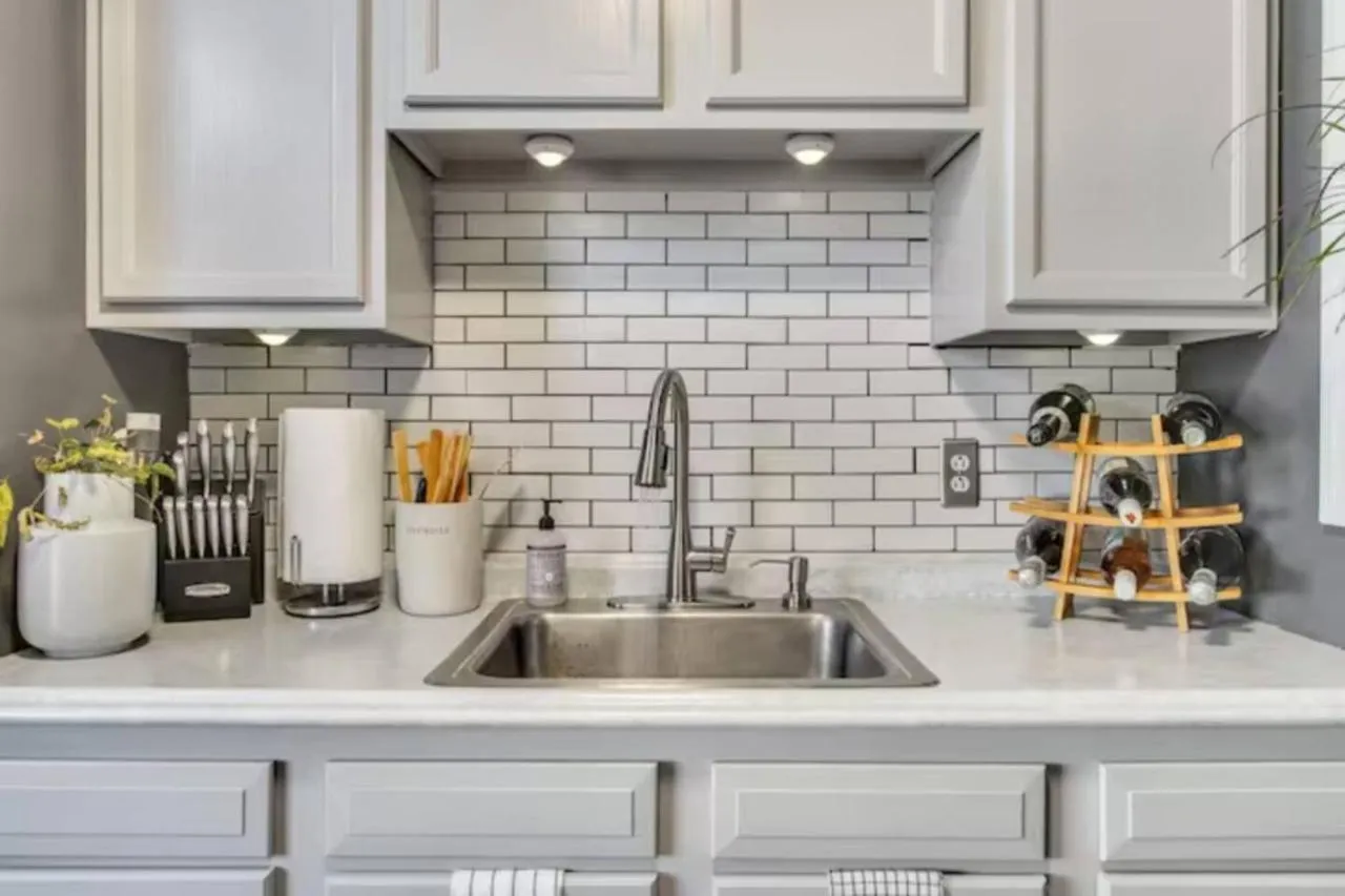 Coffee/tea facilities in Studio near Arsenal Park l Street Parking