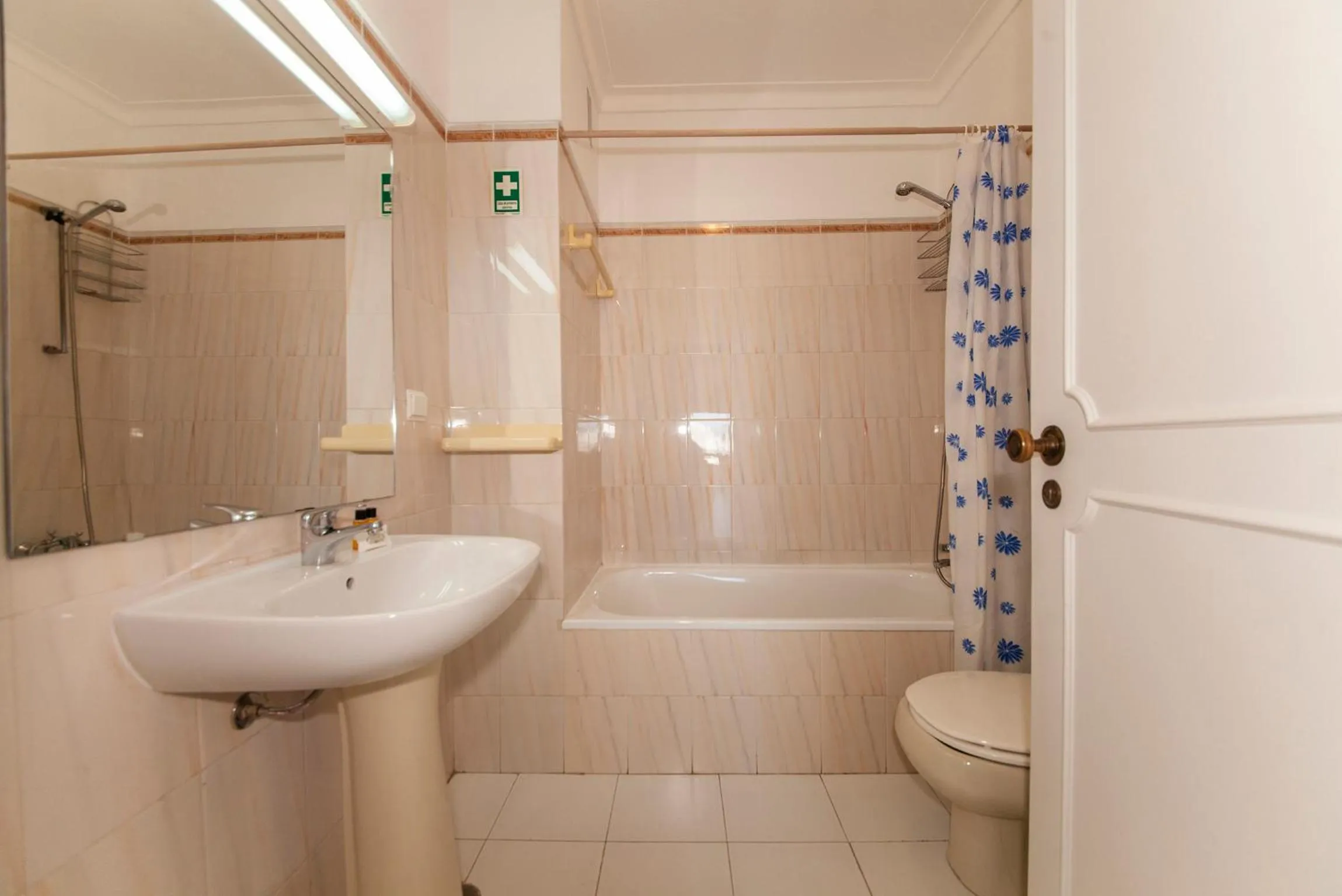 Shower in Candimar Beach Apartment