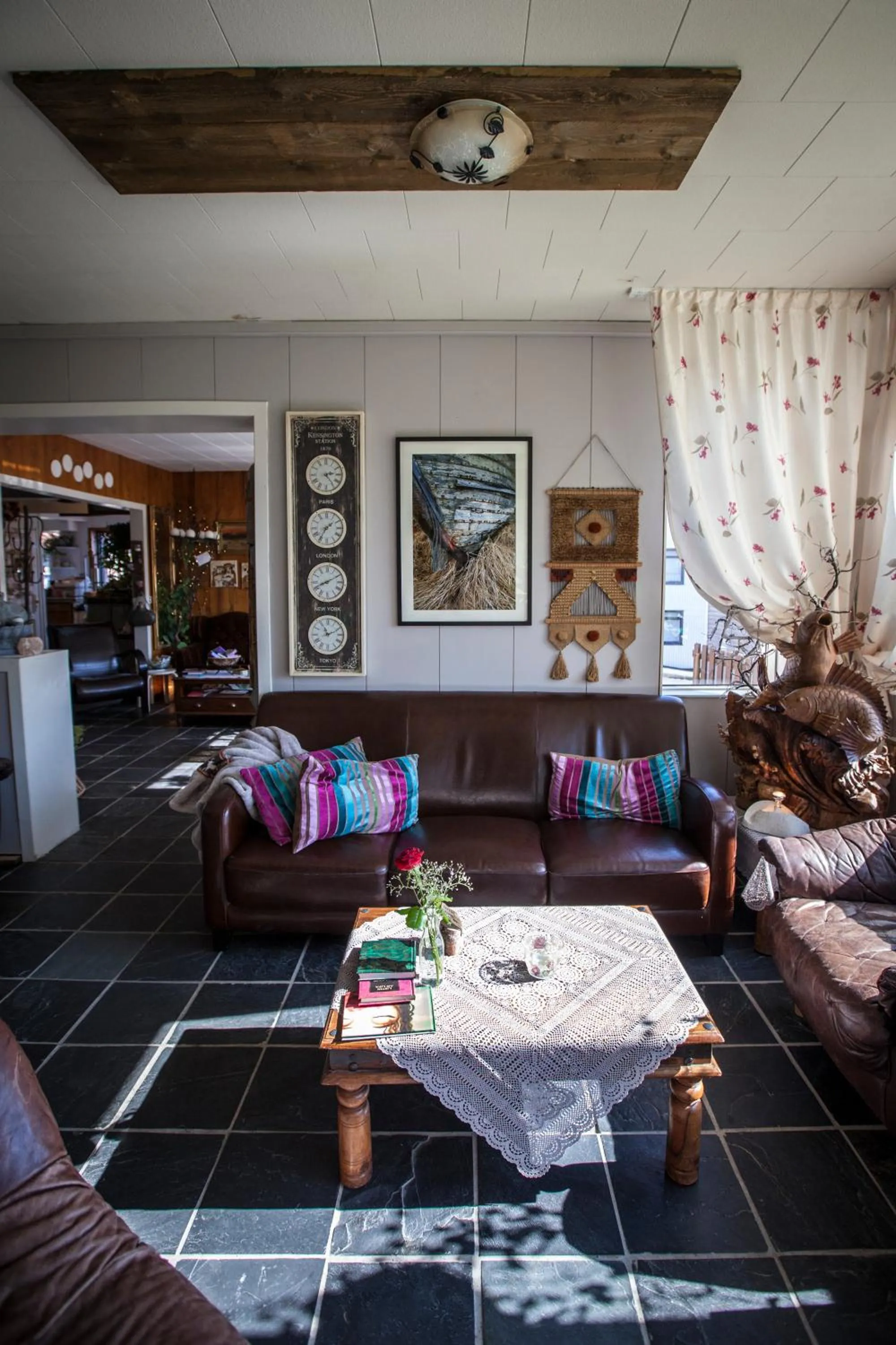 Living room in Blómasetrið Homestay