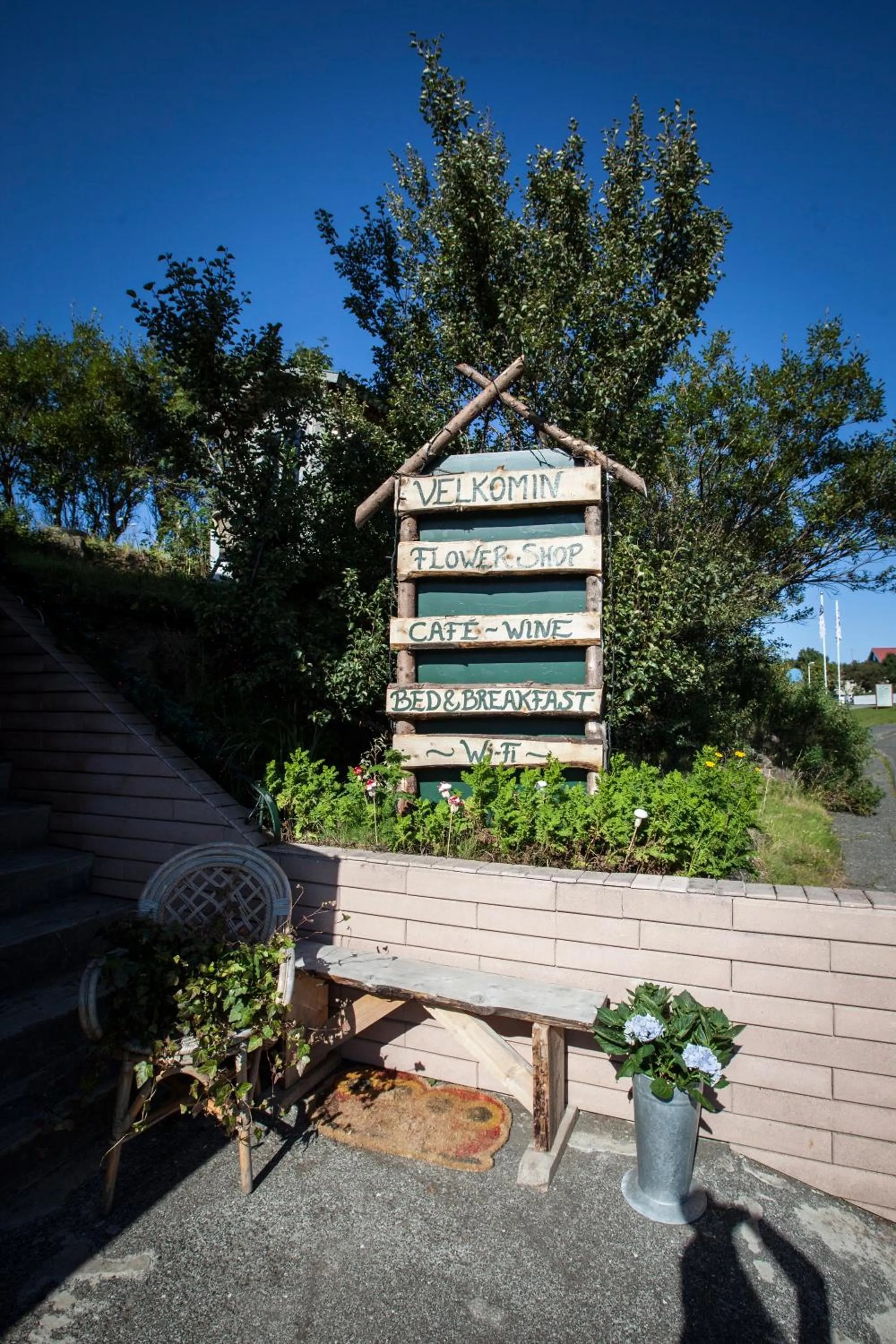Facade/entrance in Blómasetrið Homestay