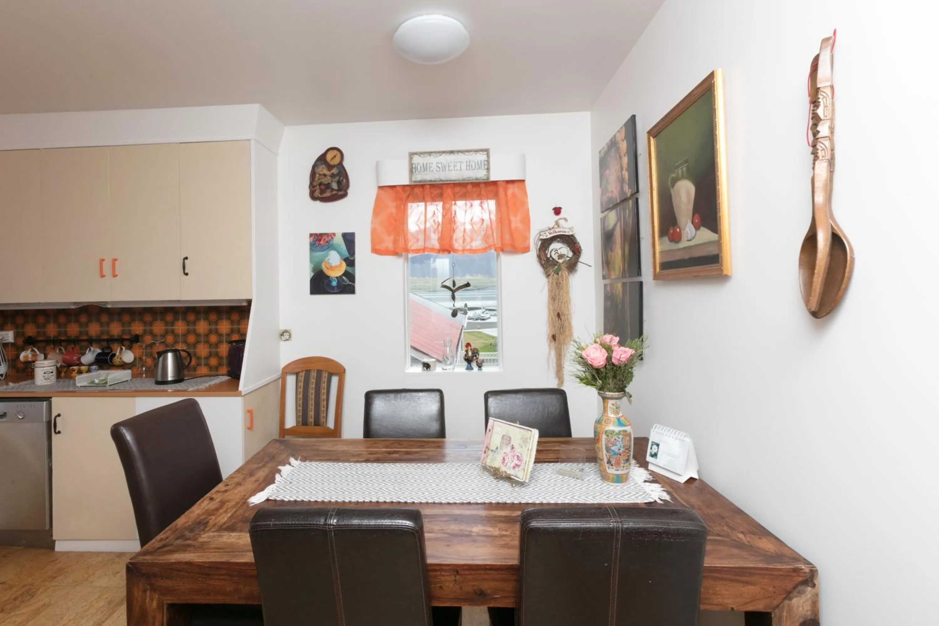 Kitchen or kitchenette in Blómasetrið Homestay
