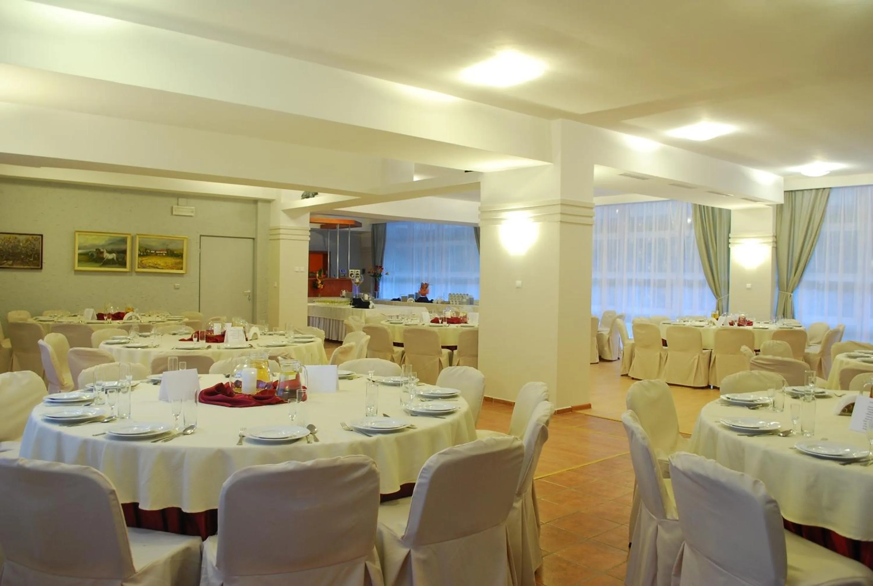 Restaurant/places to eat in Hotel Akor