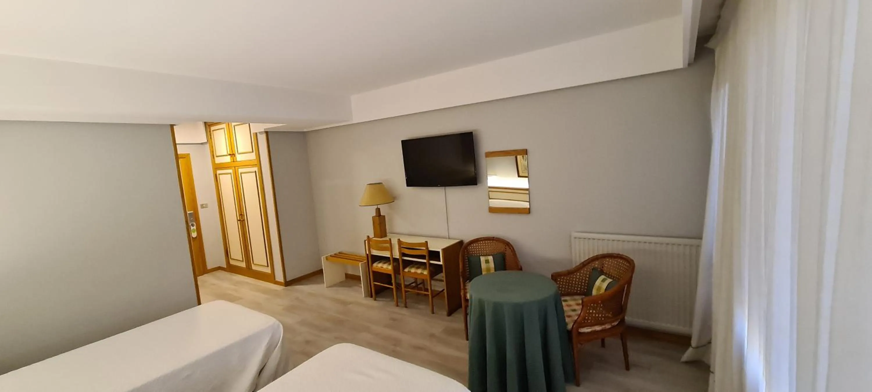 Seating area, Bed in Hotel Jopi