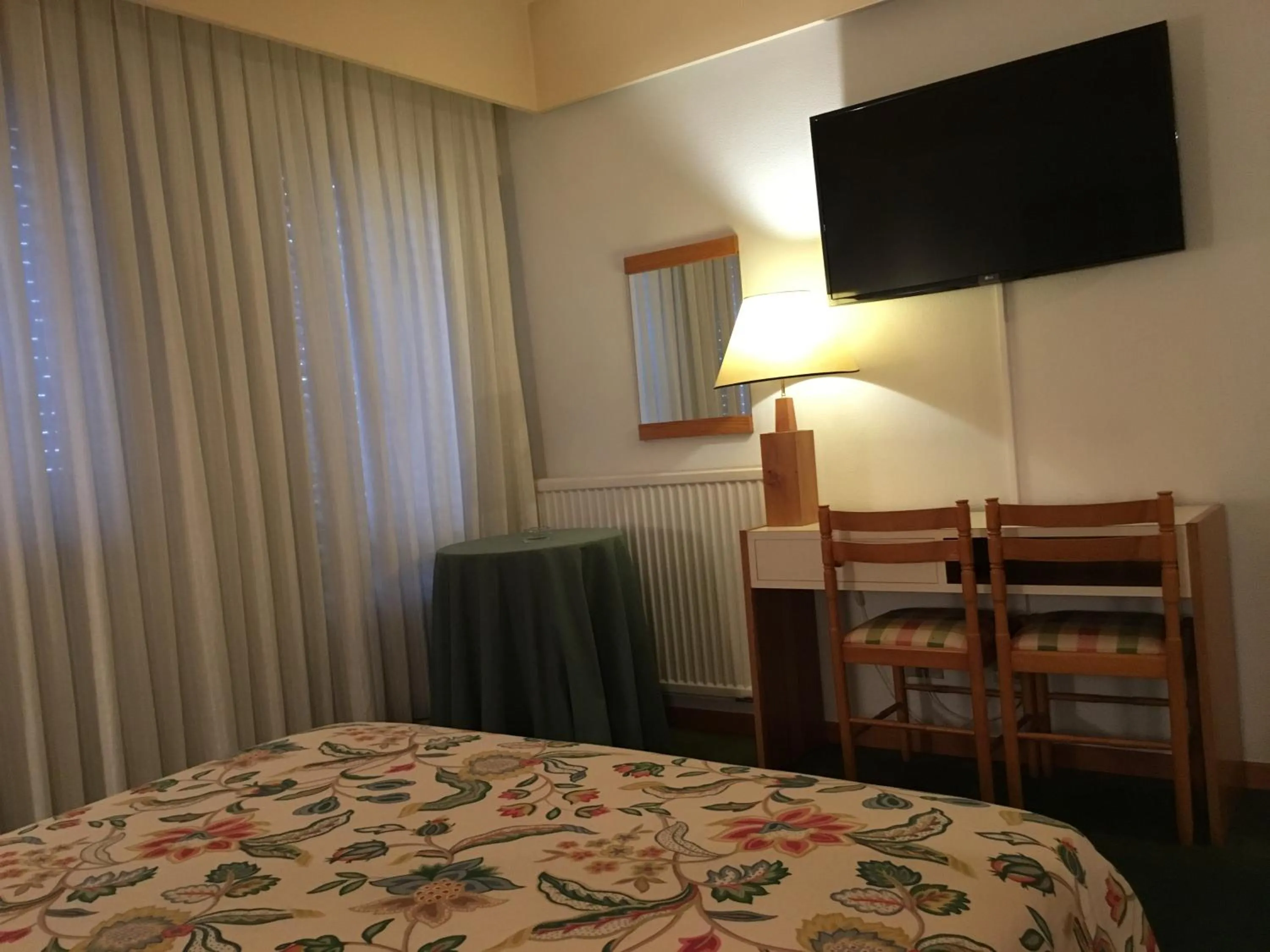 Bed, TV/Entertainment Center in Hotel Jopi