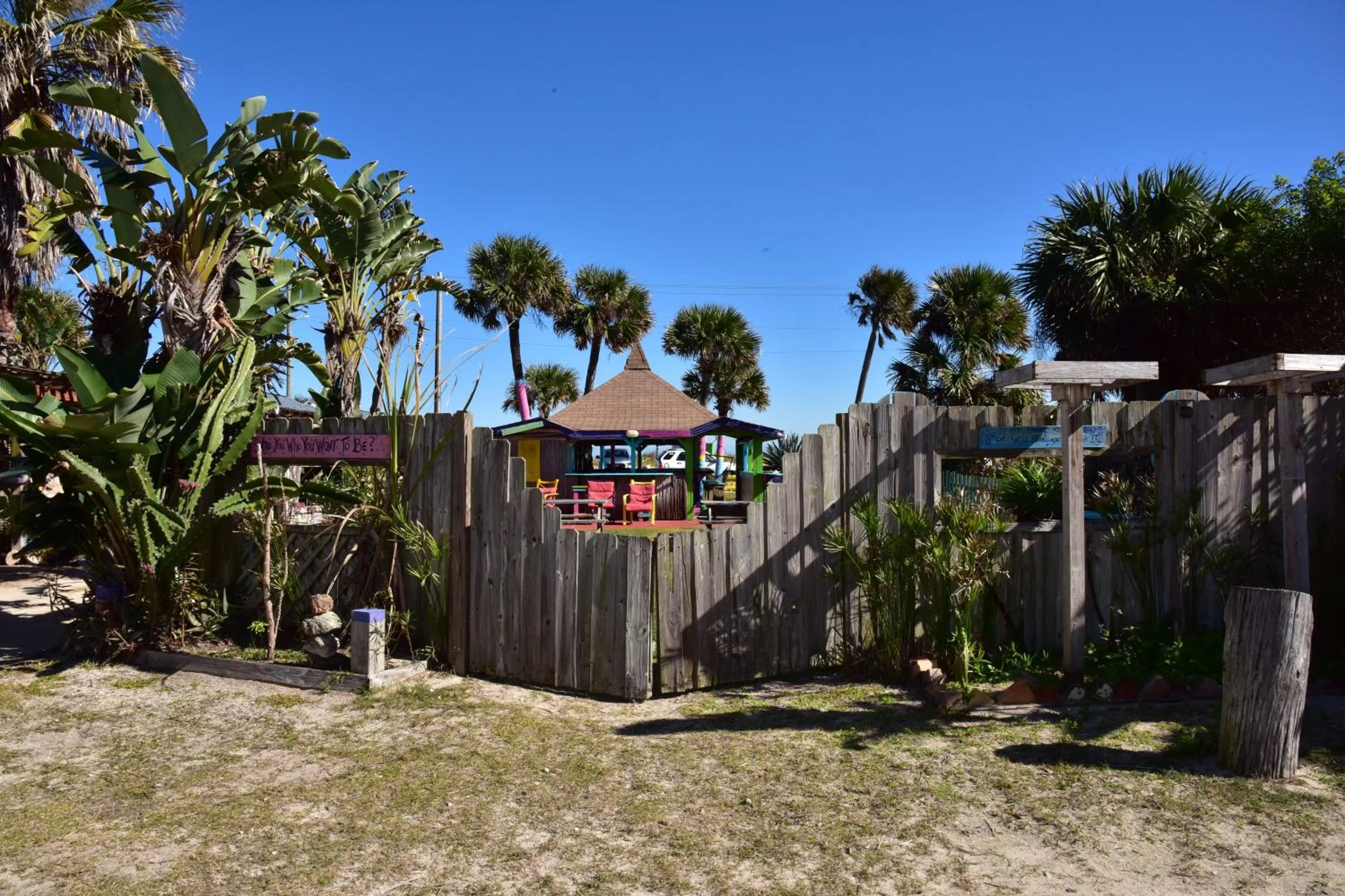 Communal lounge/ TV room in The Beach House at Si Como No Inn