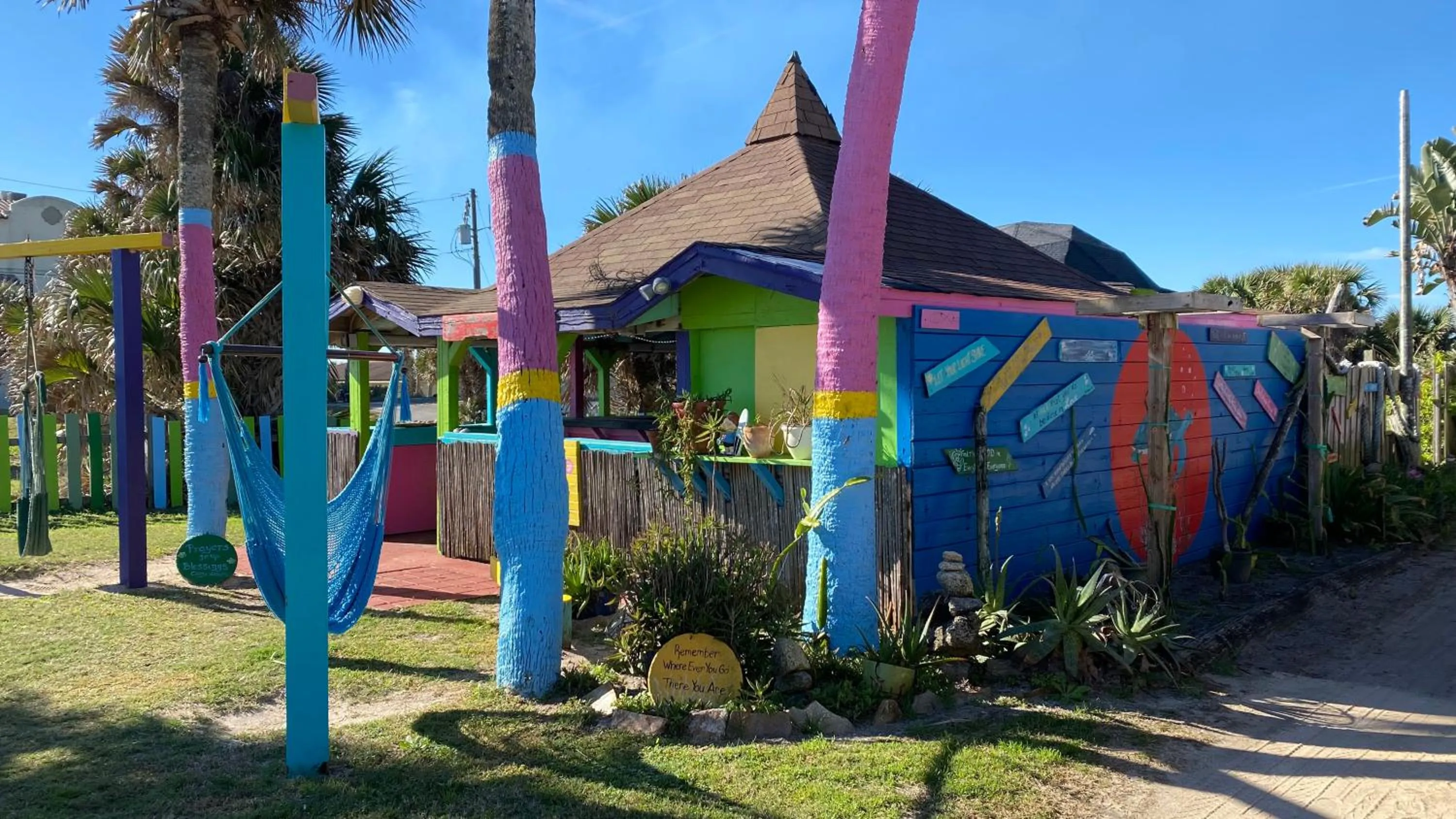 Darts in The Beach House at Si Como No Inn
