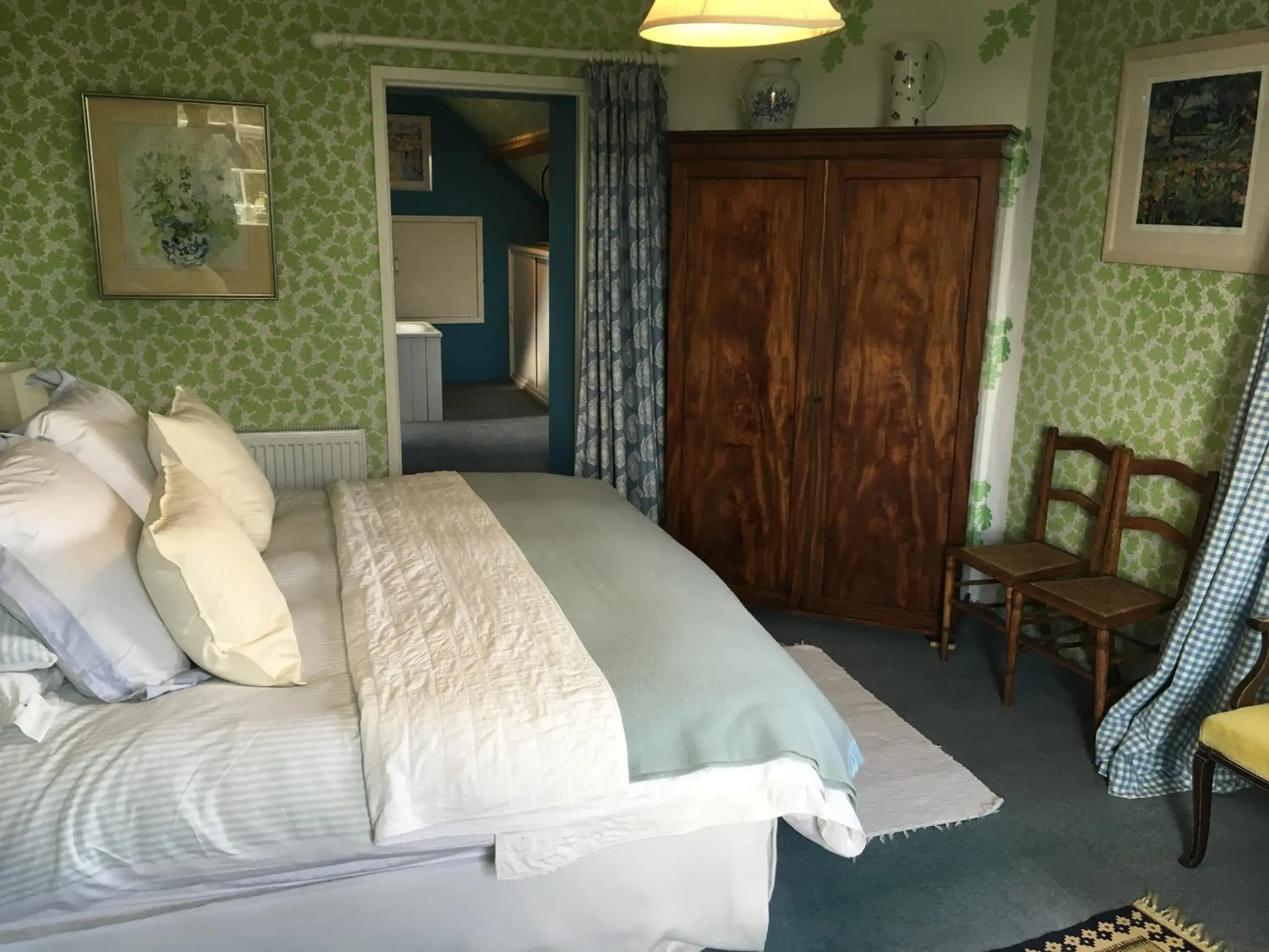 Deluxe Double Room with Bath in Cotswolds Mine Hill House Deluxe Double Room with Bath in Cotswolds Mine Hill House