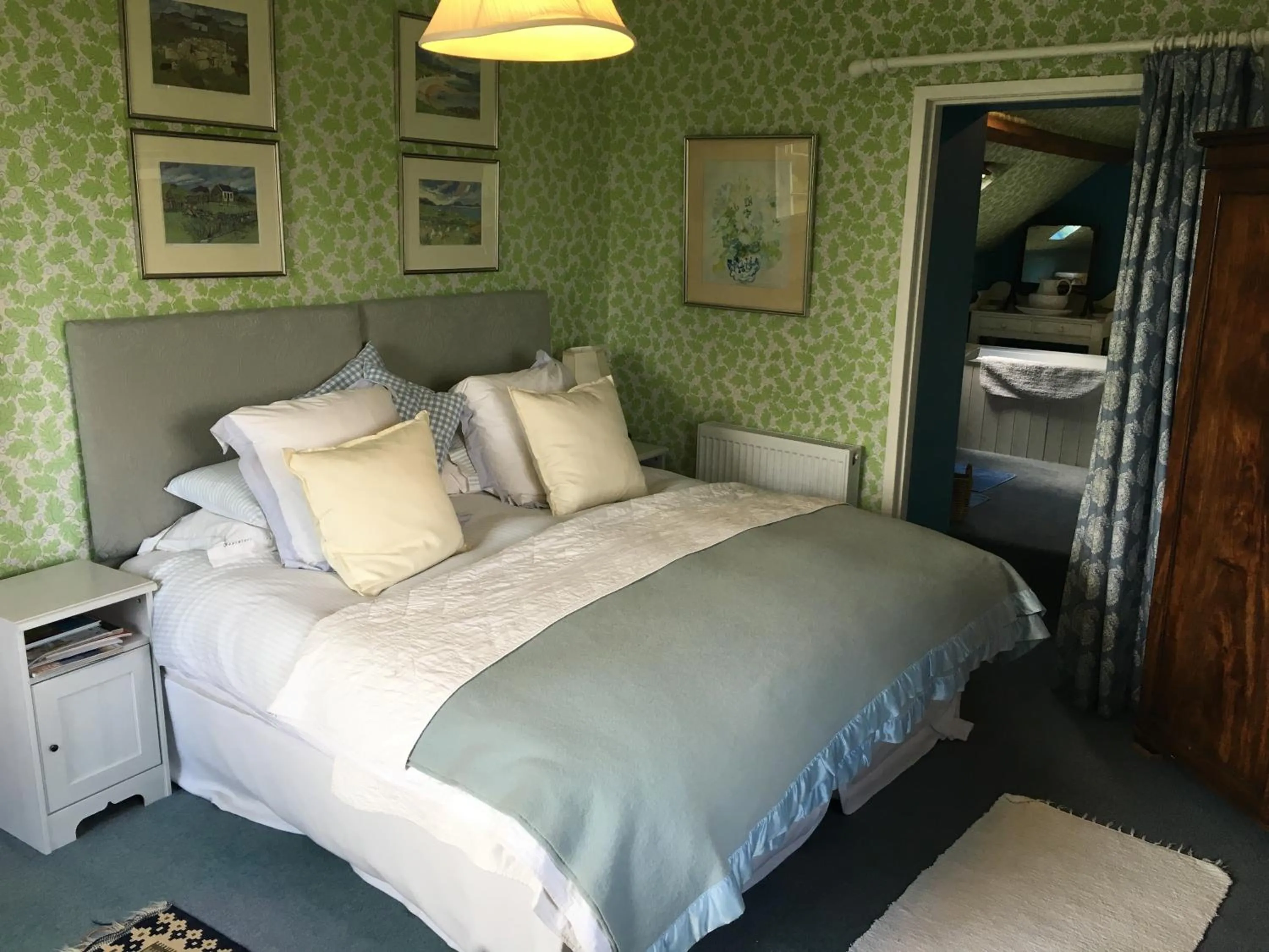 Photo of the whole room in Cotswolds Mine Hill House