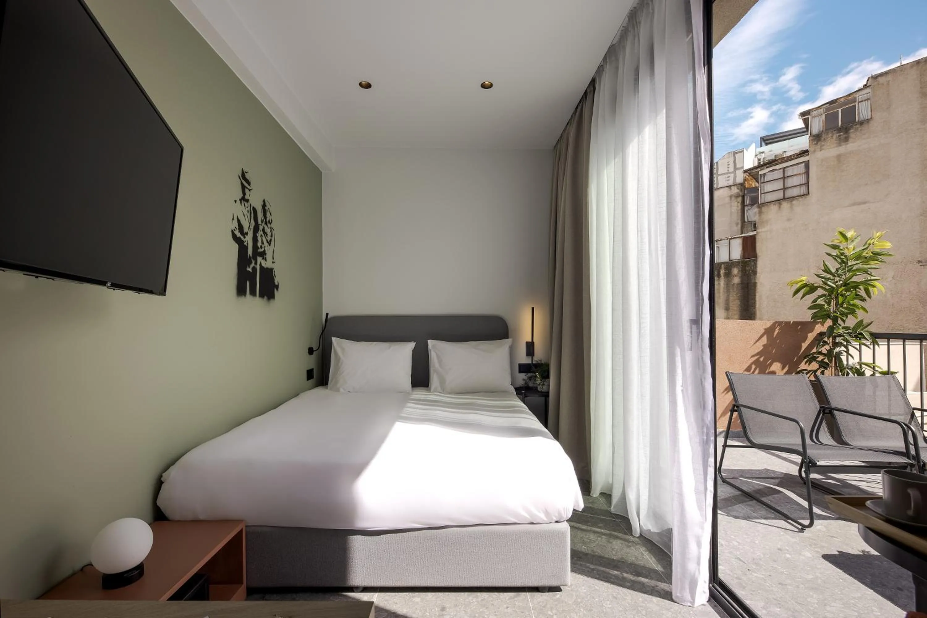 Photo of the whole room, Bed in Bonnie Athens by Nin&Bau